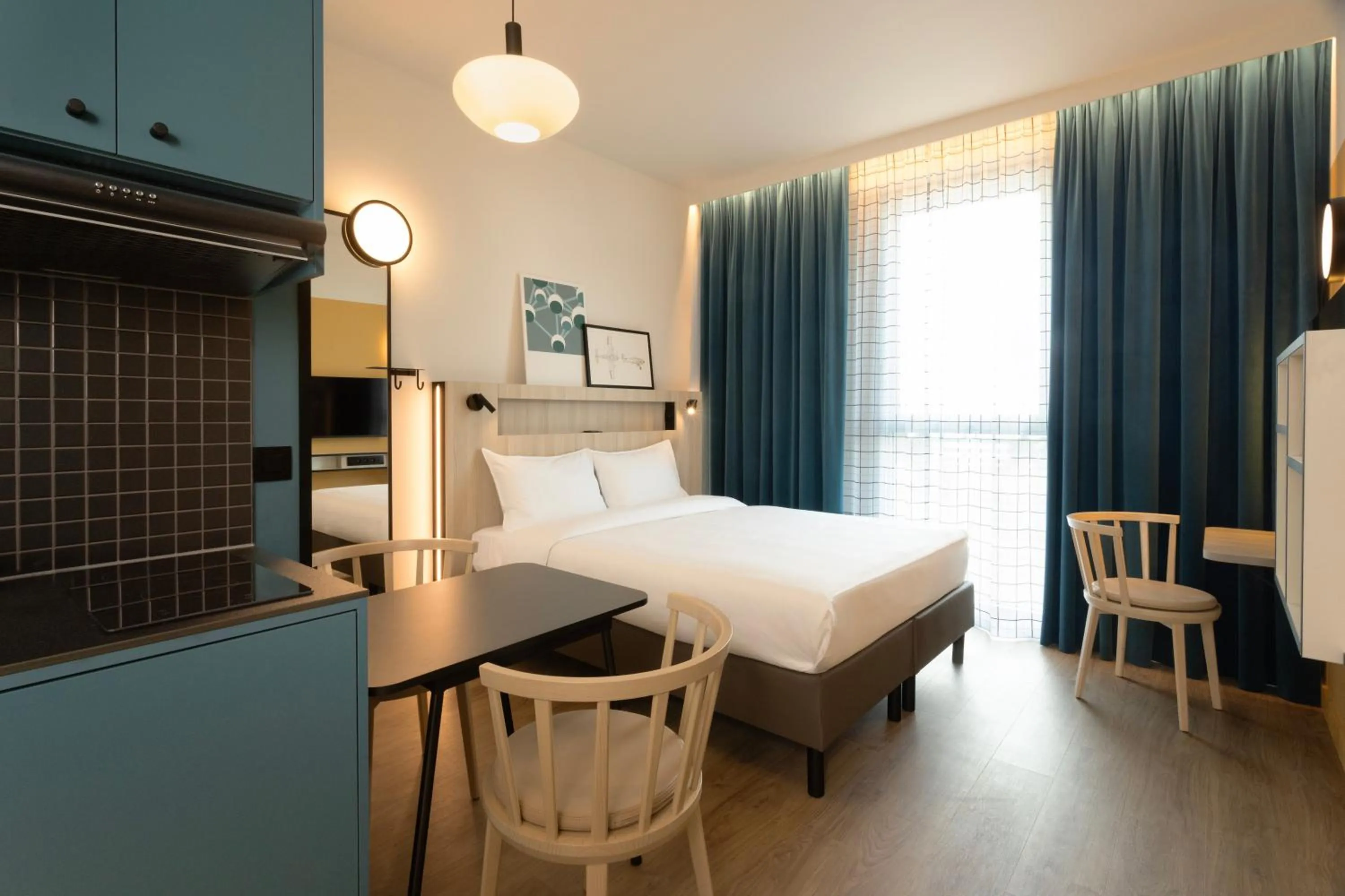 Dining area, Bed in Aparthotel Adagio Access Brussels Airport