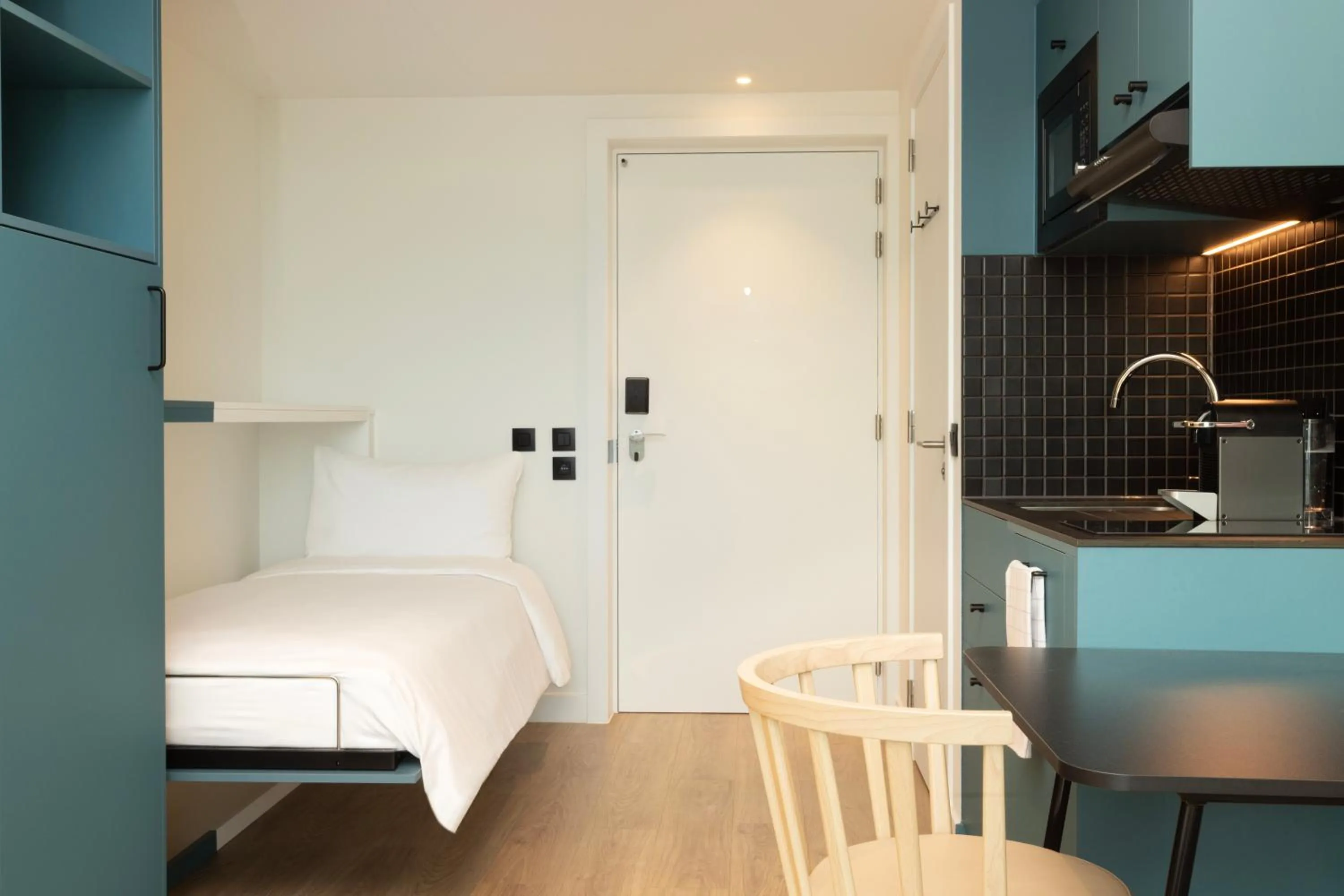 Kitchen or kitchenette, Bed in Aparthotel Adagio Access Brussels Airport
