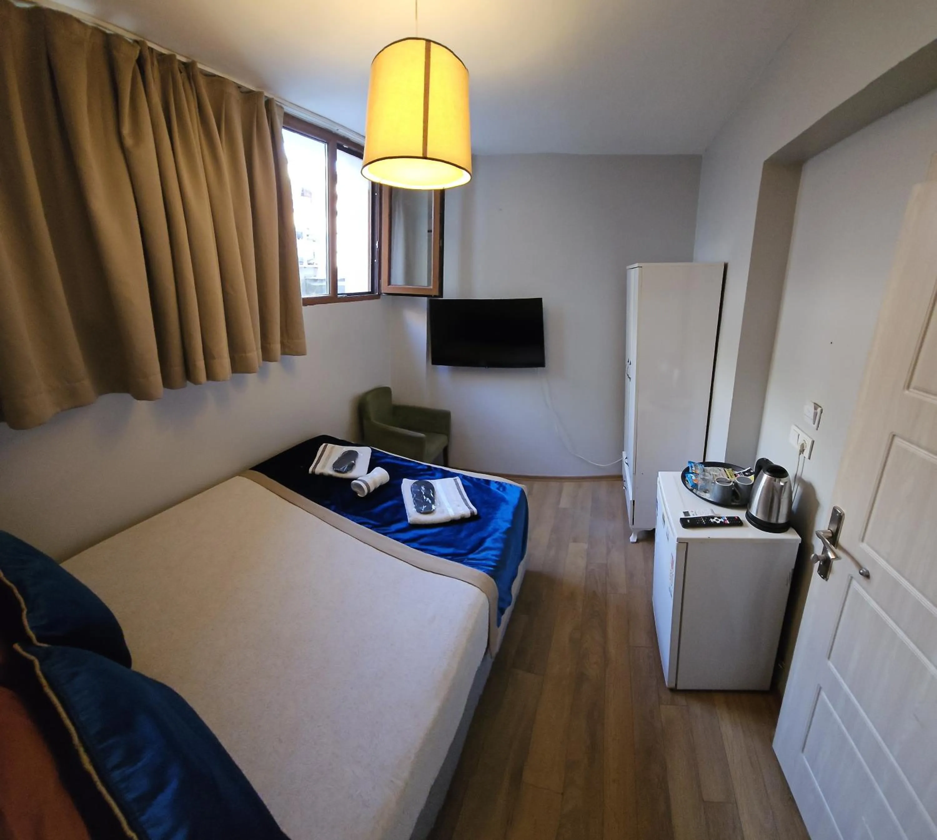 Photo of the whole room, Bed in Bude Ortaköy