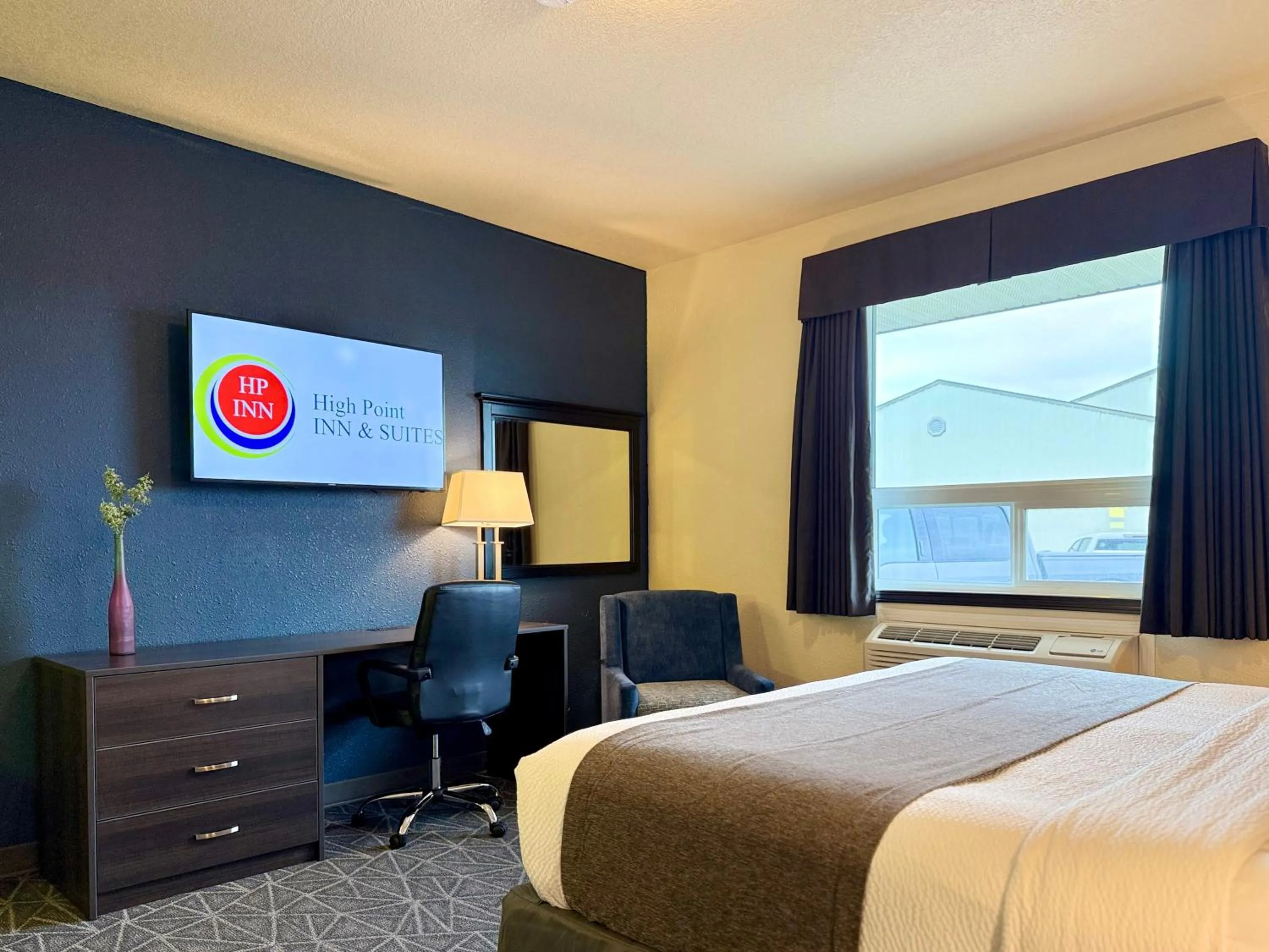 TV and multimedia, Bed in High Point Inn & Suites Peace River