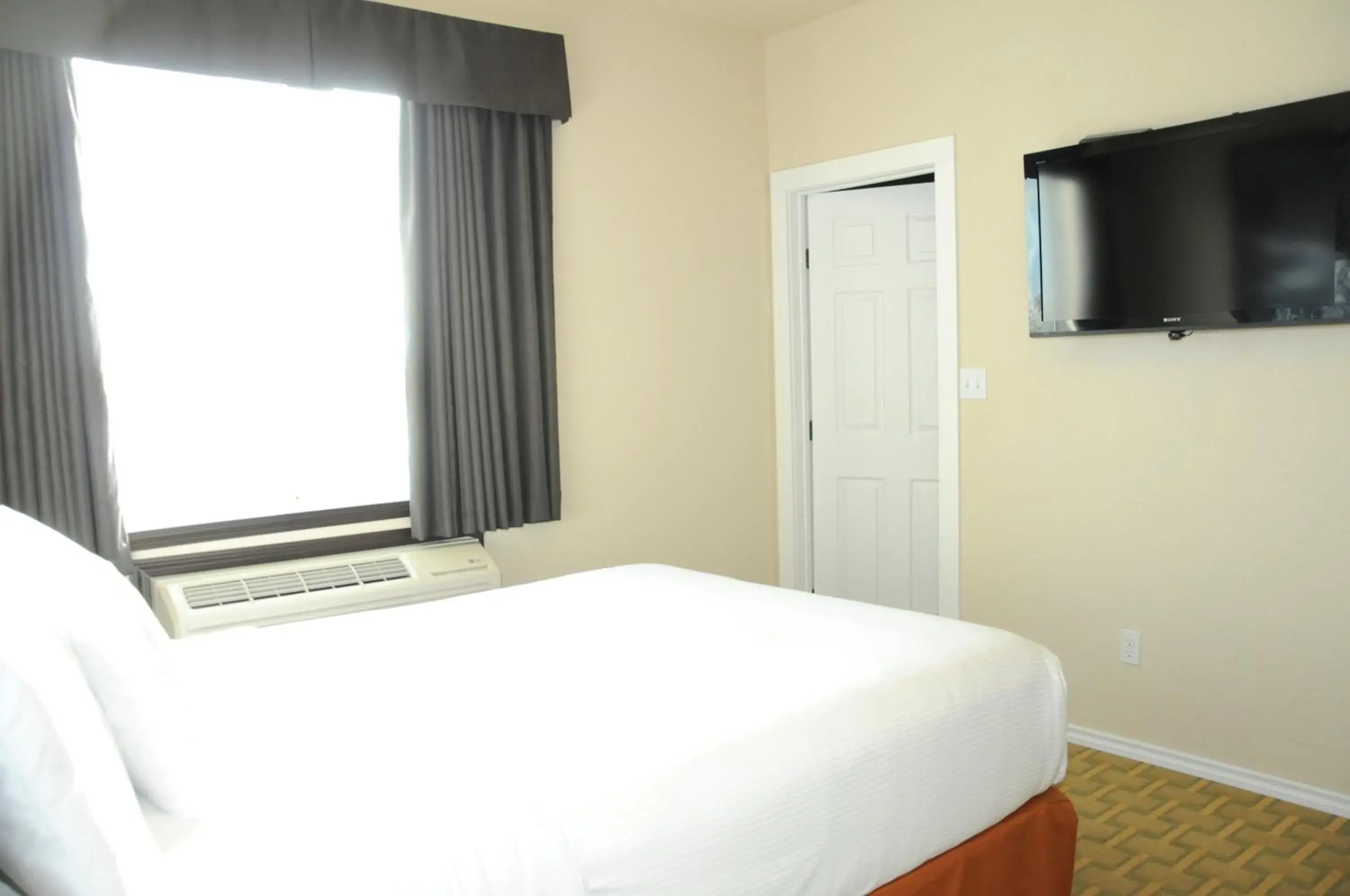 Queen Room - Non-Smoking in High Point Inn & Suites Peace River Queen Room - Non-Smoking in High Point Inn & Suites Peace River