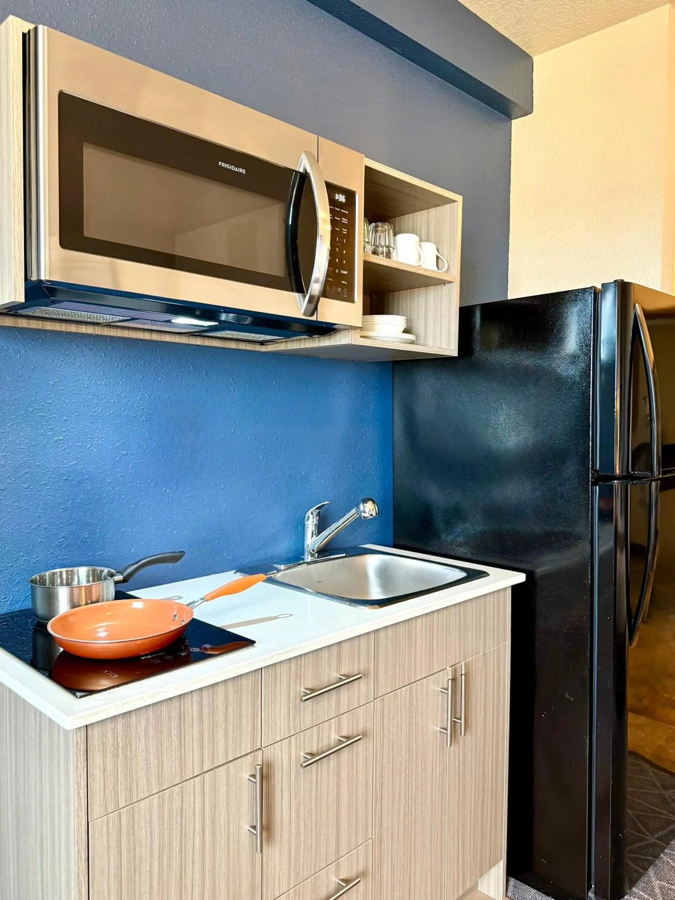 Deluxe Queen Room in High Point Inn & Suites Peace River Deluxe Queen Room in High Point Inn & Suites Peace River