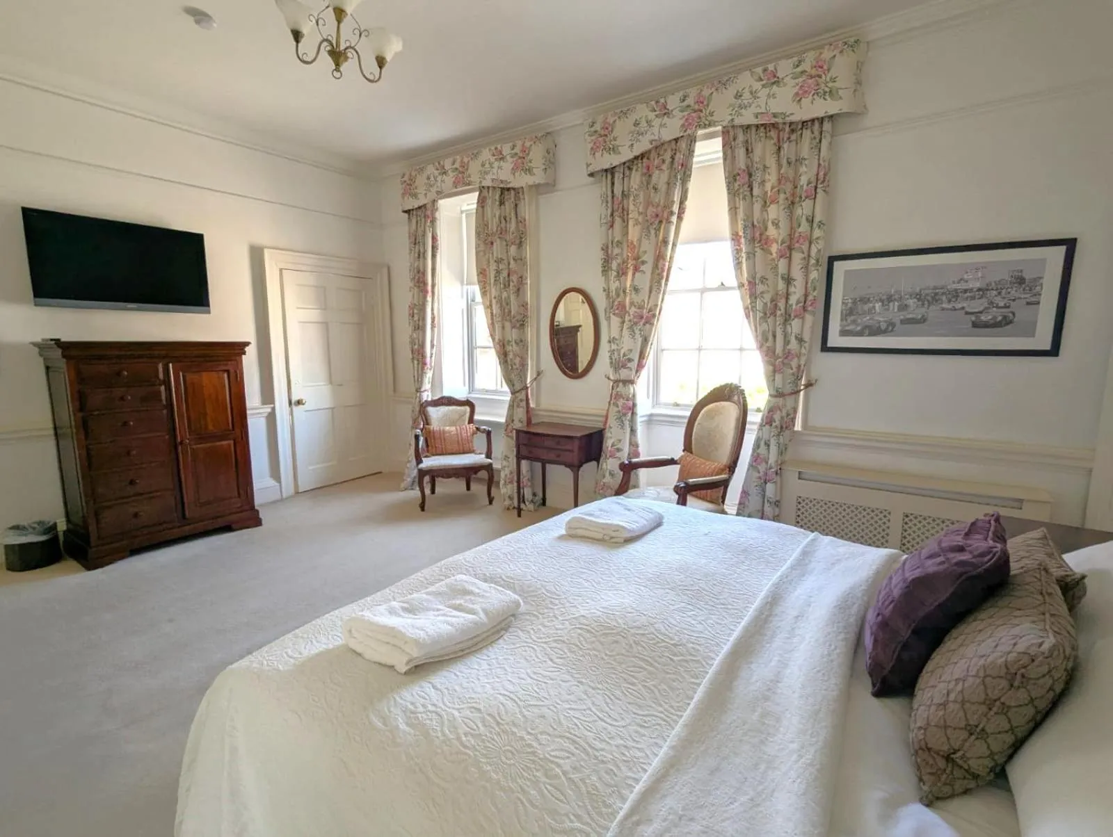 TV and multimedia, Bed in East Pallant Bed and Breakfast, Located in Large Georgian Townhouse in Central Chichester