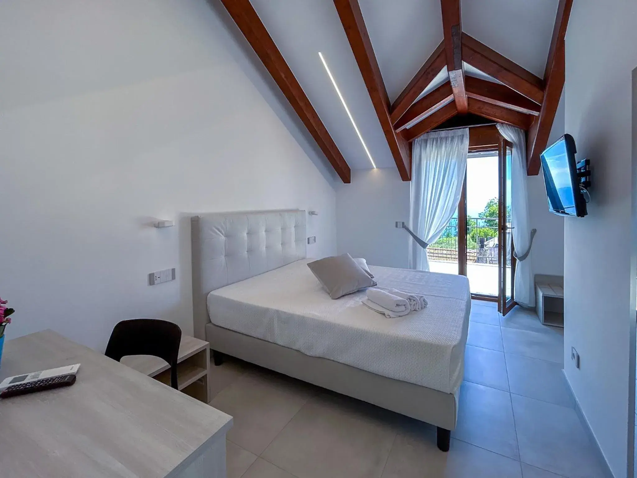 Deluxe Double Room with Sea View and Terrace in Casa Milly Deluxe Double Room with Sea View and Terrace in Casa Milly