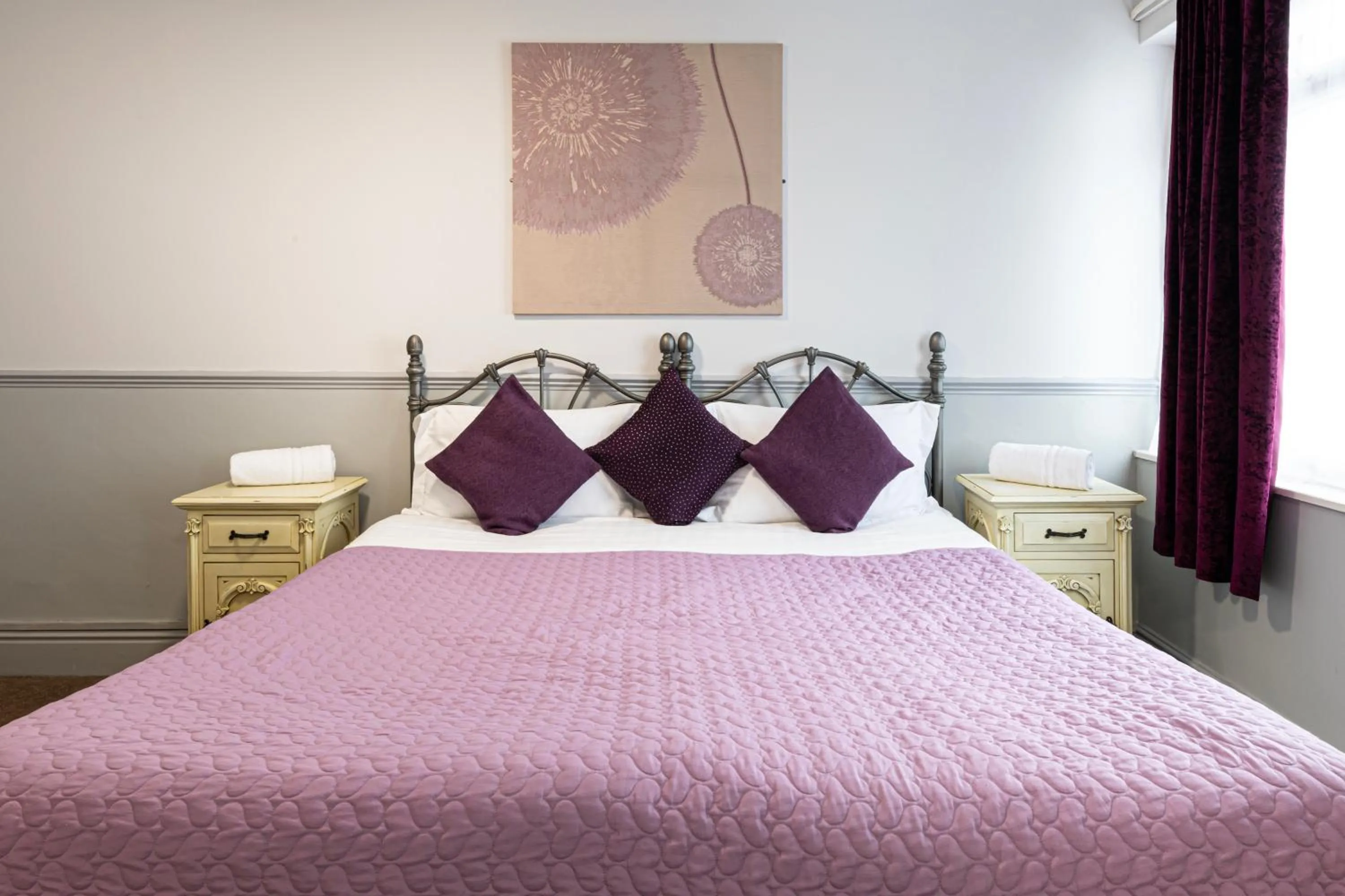 Bedroom, Bed in The Manor Hotel