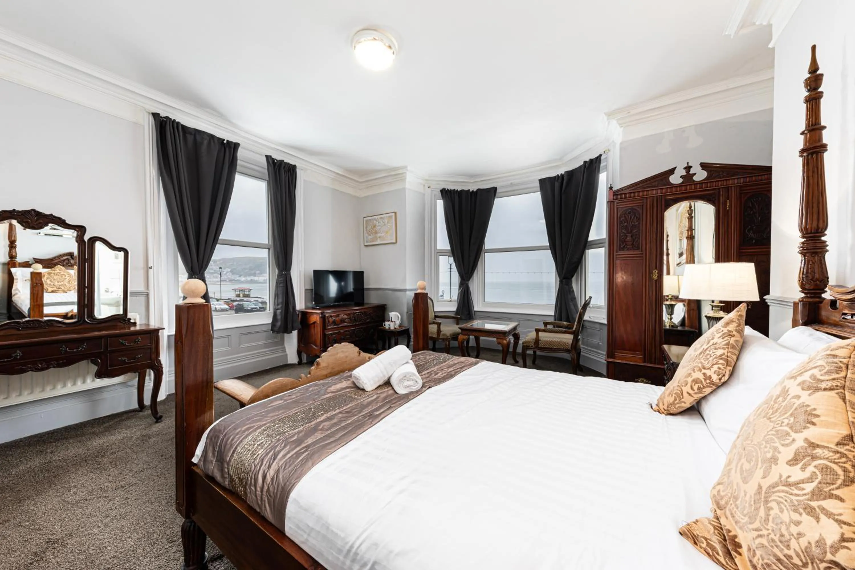 Bed in The Manor Hotel