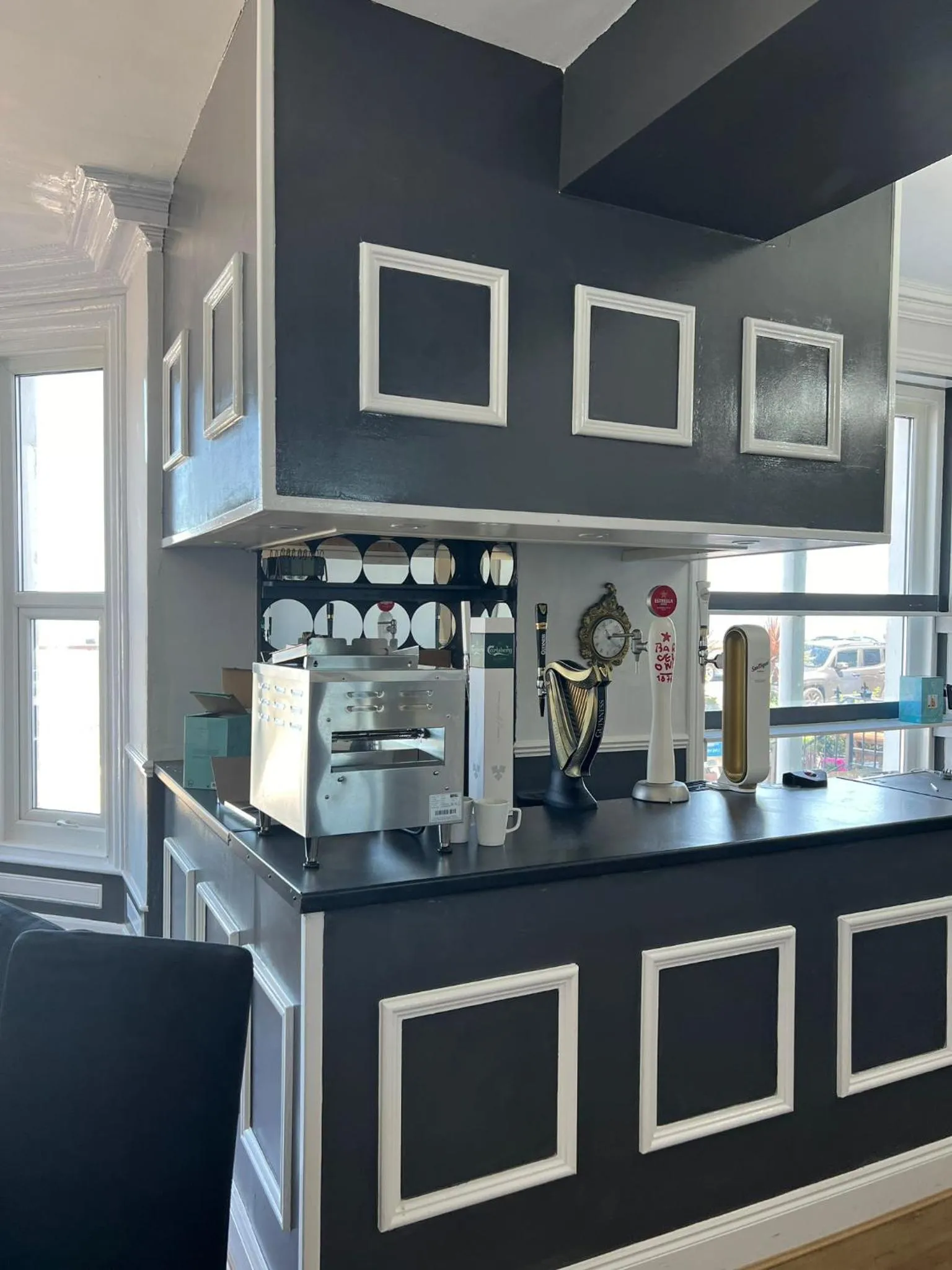 Coffee/tea facilities in The Manor Hotel