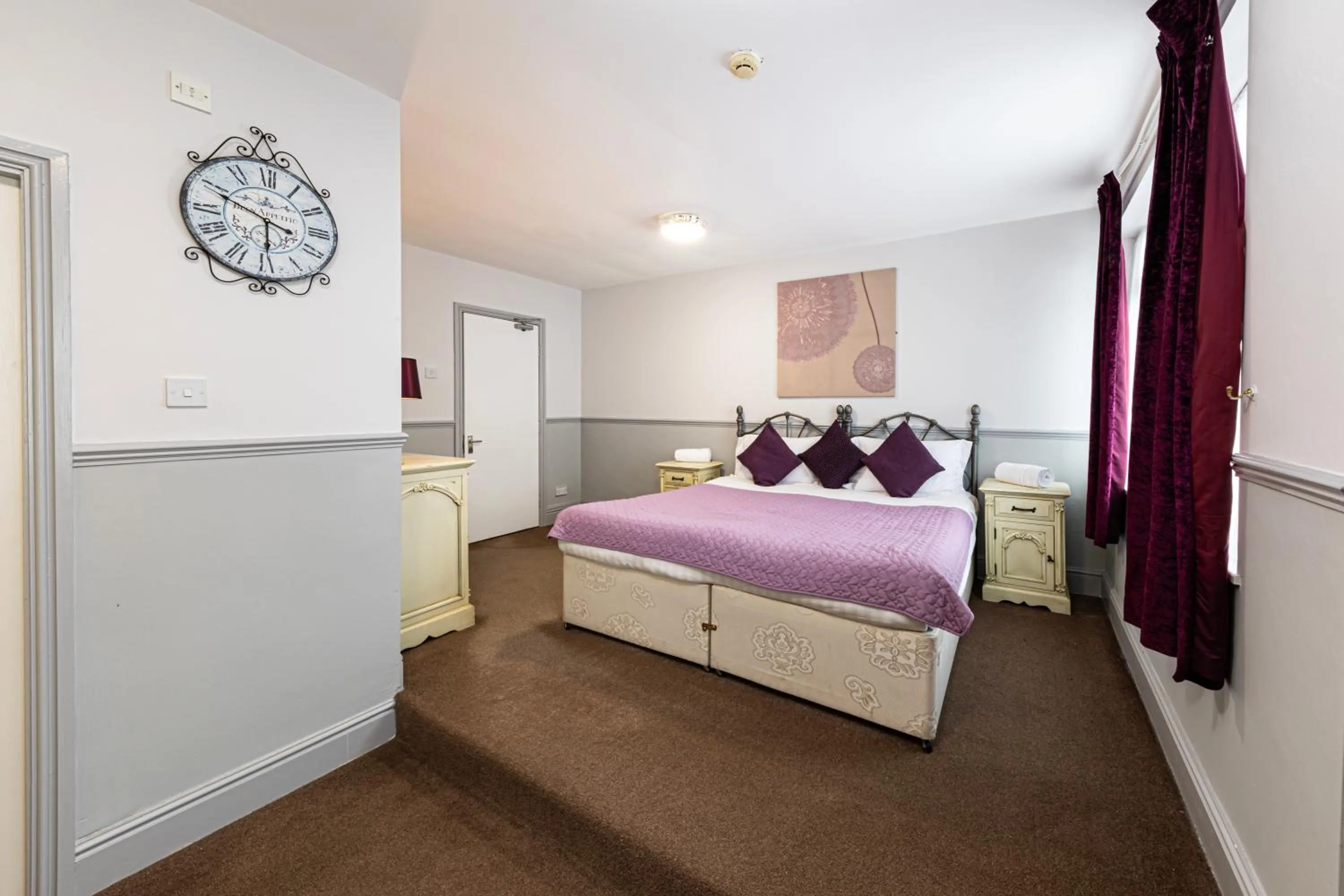 Photo of the whole room, Bed in The Manor Hotel