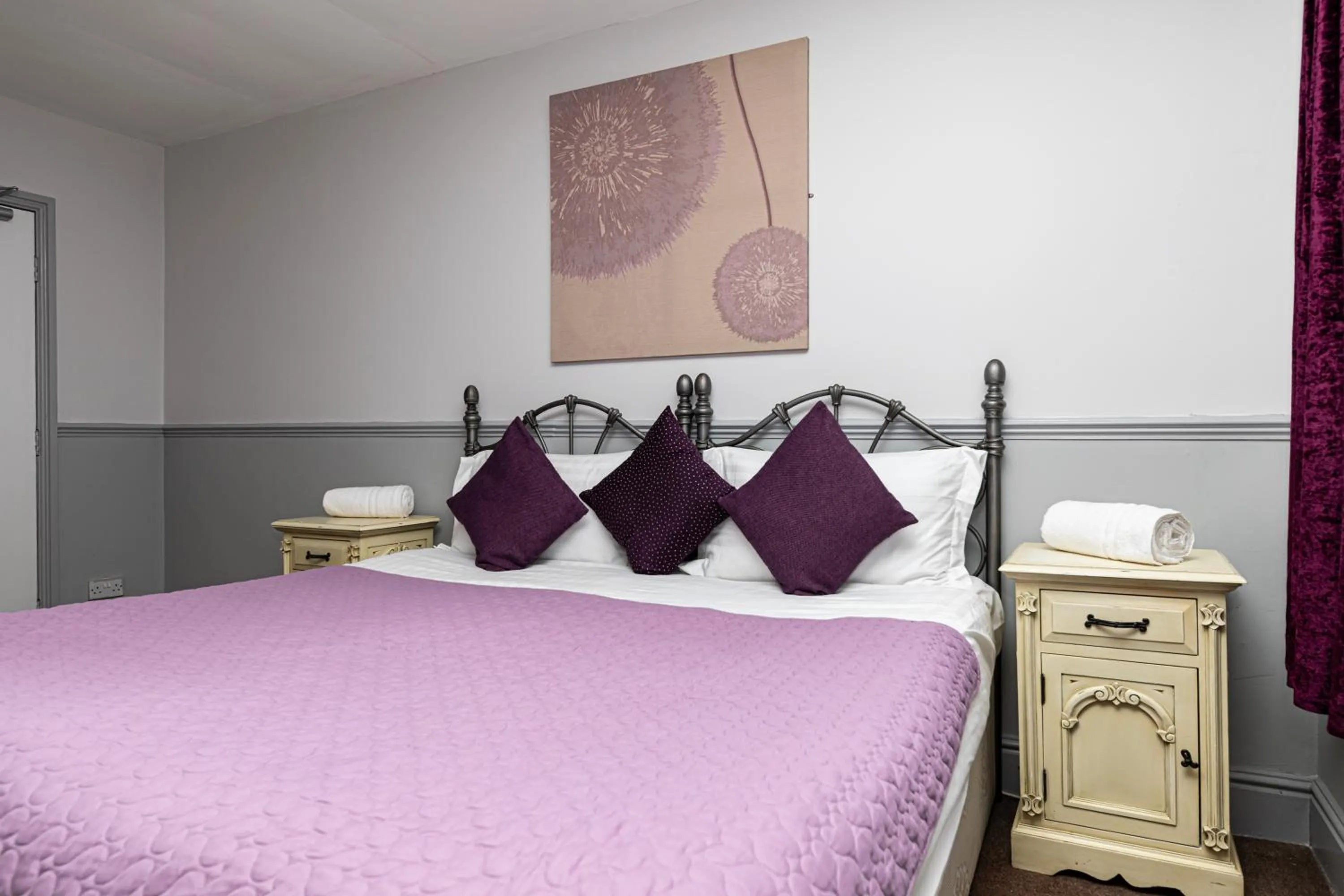 Bedroom, Bed in The Manor Hotel