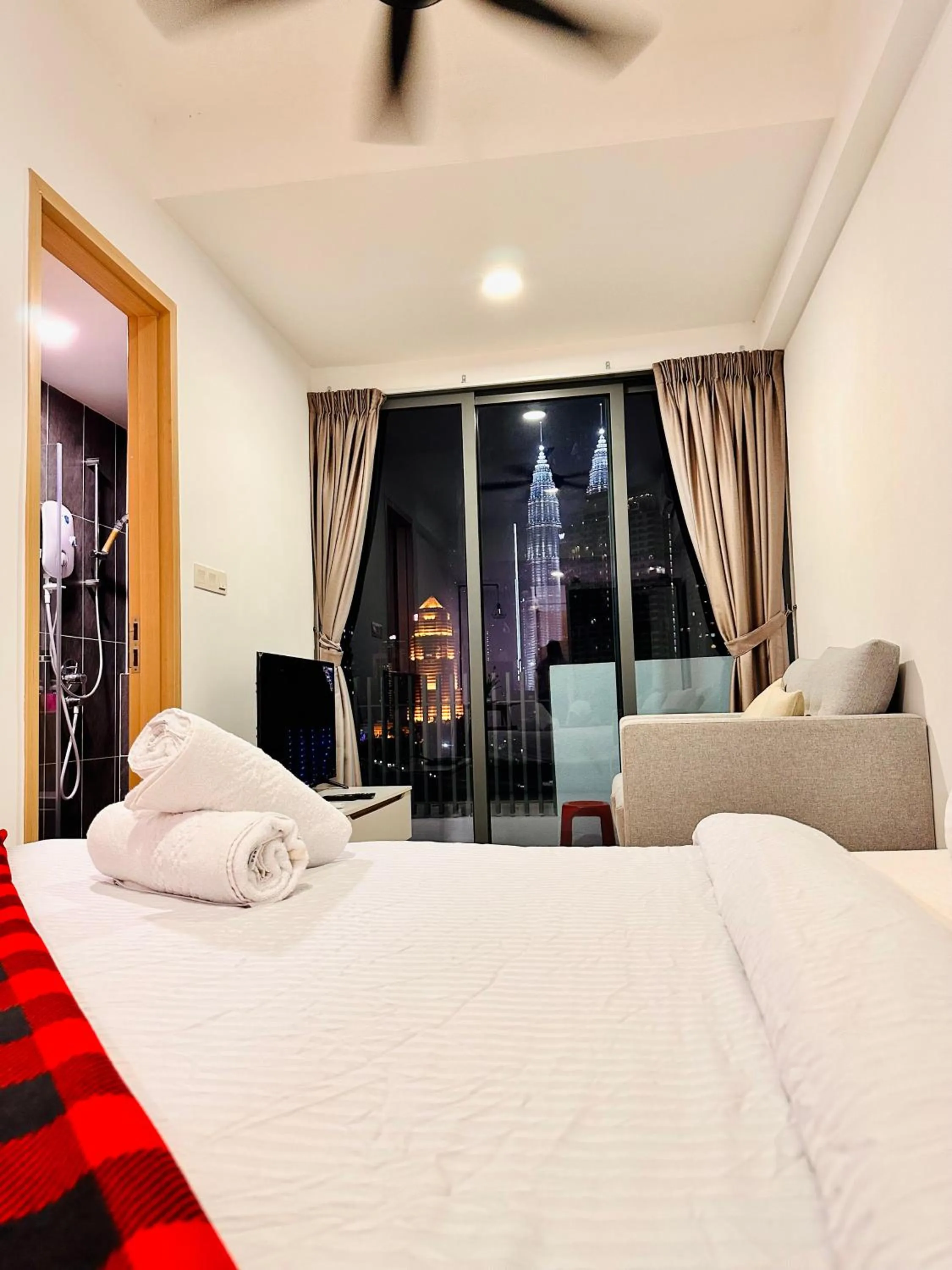 Communal lounge/ TV room, Bed in The Luxe Colony KLCC By AZHA