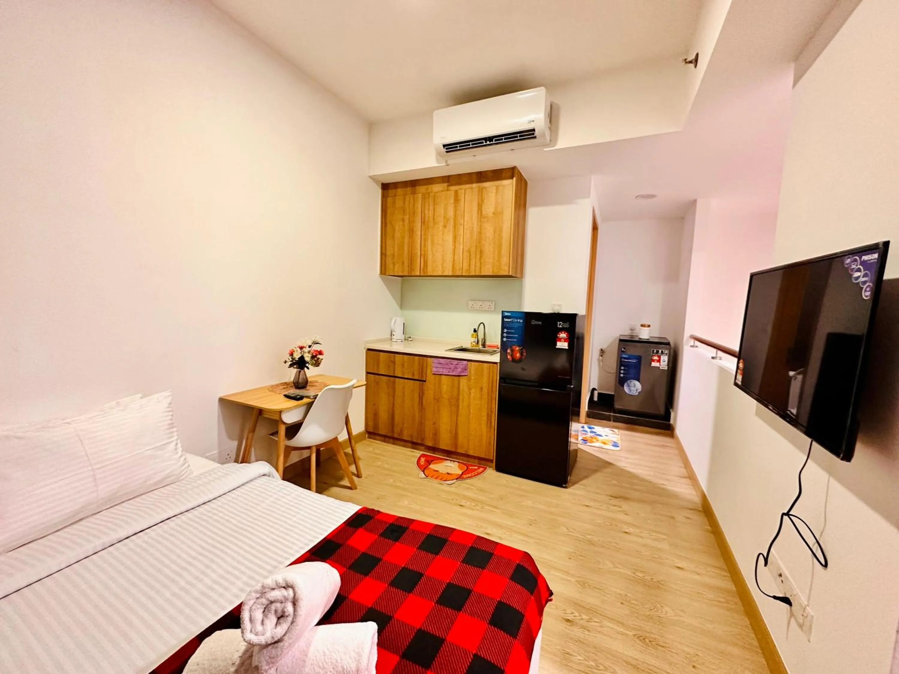 Communal lounge/ TV room, Bed in The Luxe Colony KLCC By AZHA