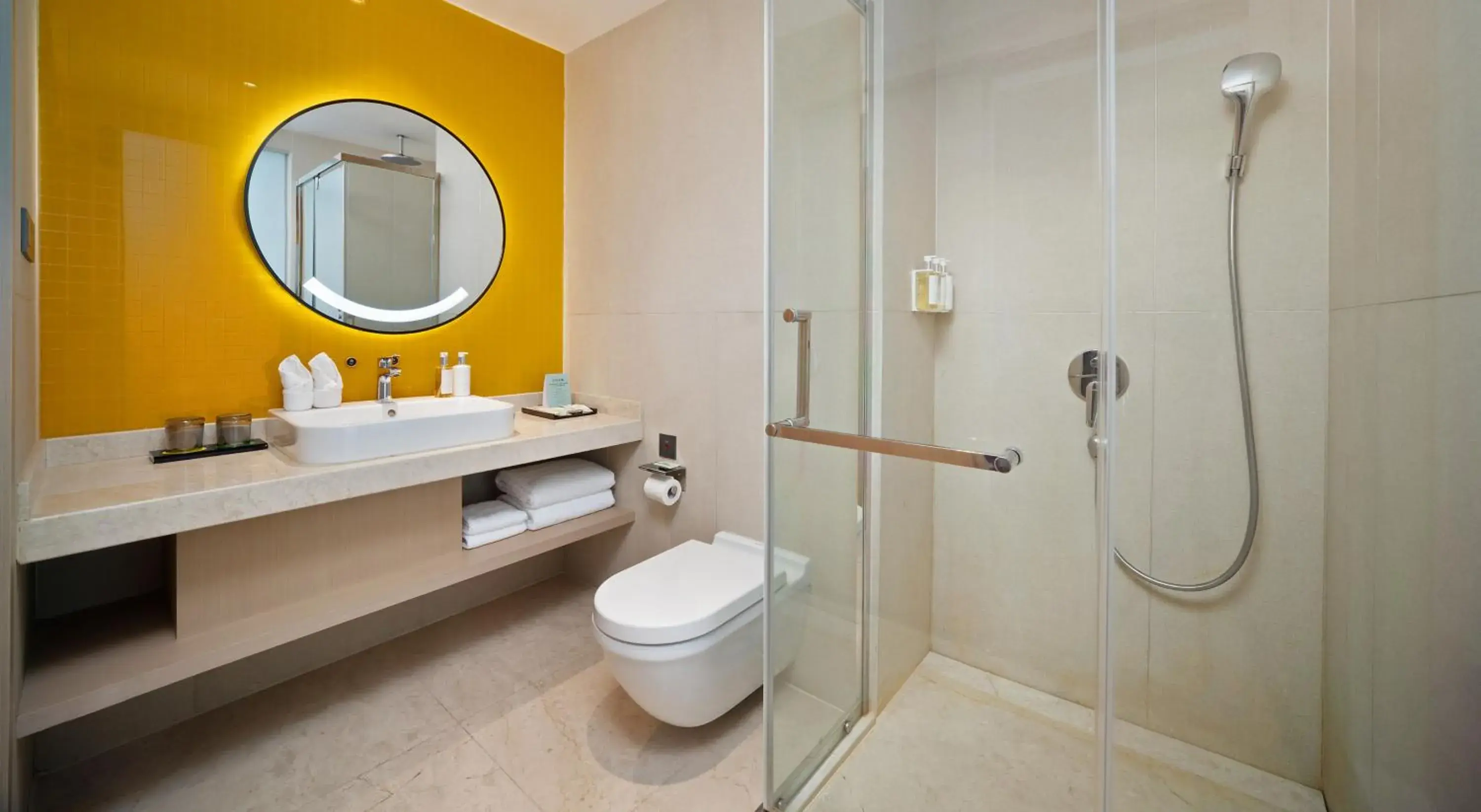 Standard King Room in Holiday Inn Dujiangyan Ancient Town by IHG Standard King Room in Holiday Inn Dujiangyan Ancient Town by IHG