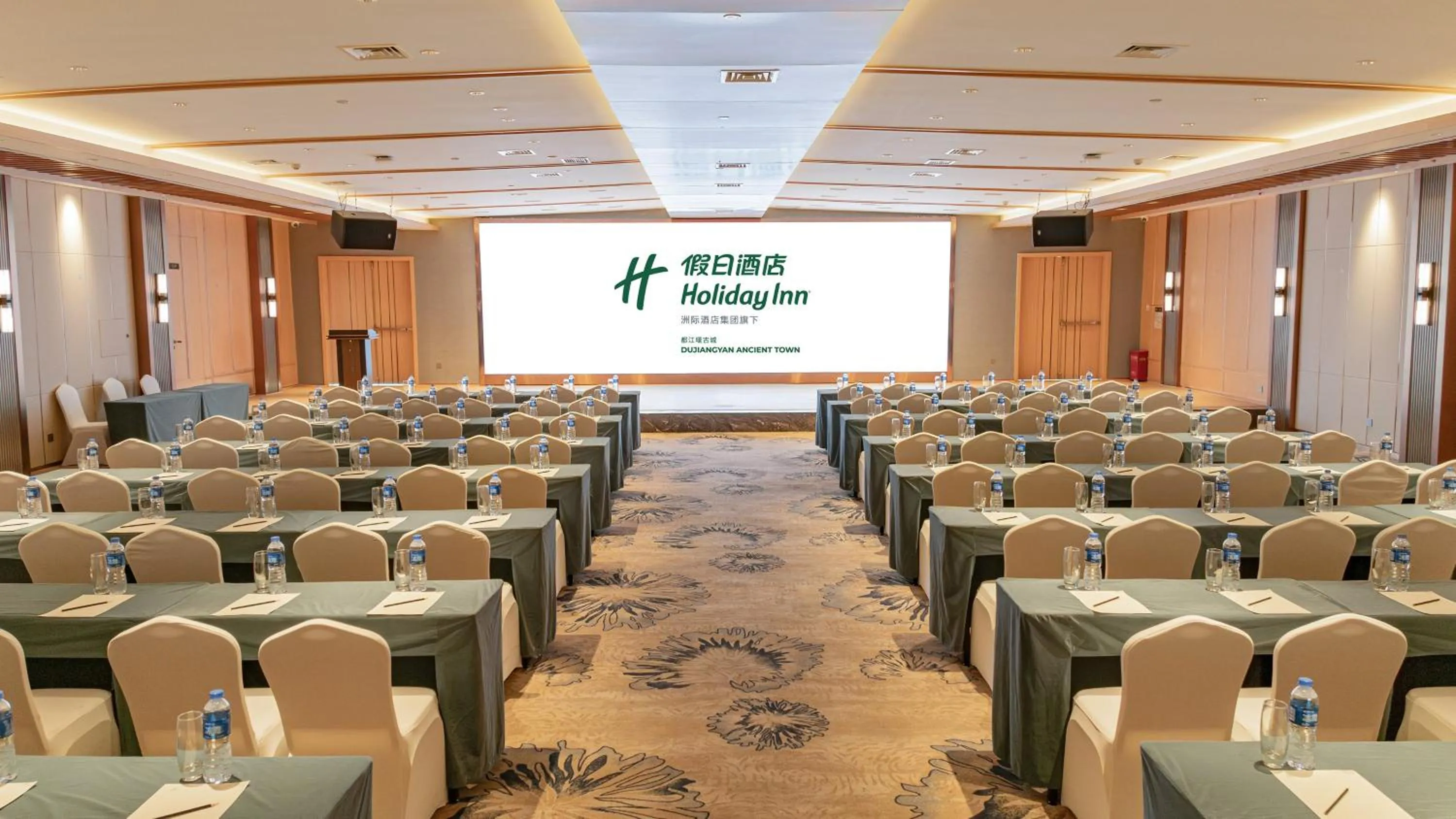 Meeting/conference room in Holiday Inn Dujiangyan Ancient Town by IHG