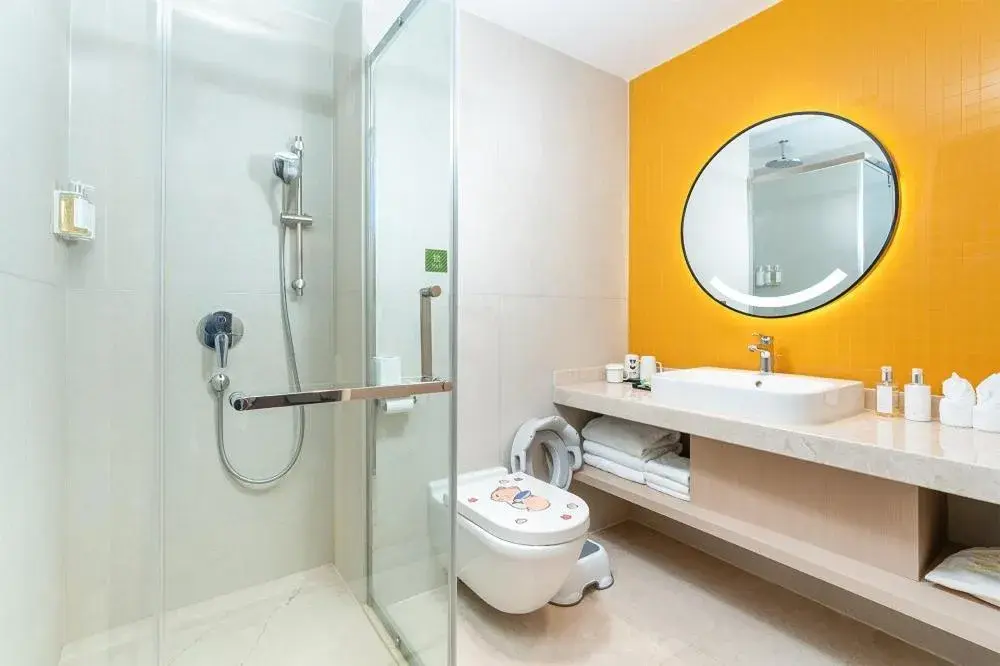 Premium King Room with Double Bed and Mountain View in Holiday Inn Dujiangyan Ancient Town by IHG Premium King Room with Double Bed and Mountain View in Holiday Inn Dujiangyan Ancient Town by IHG