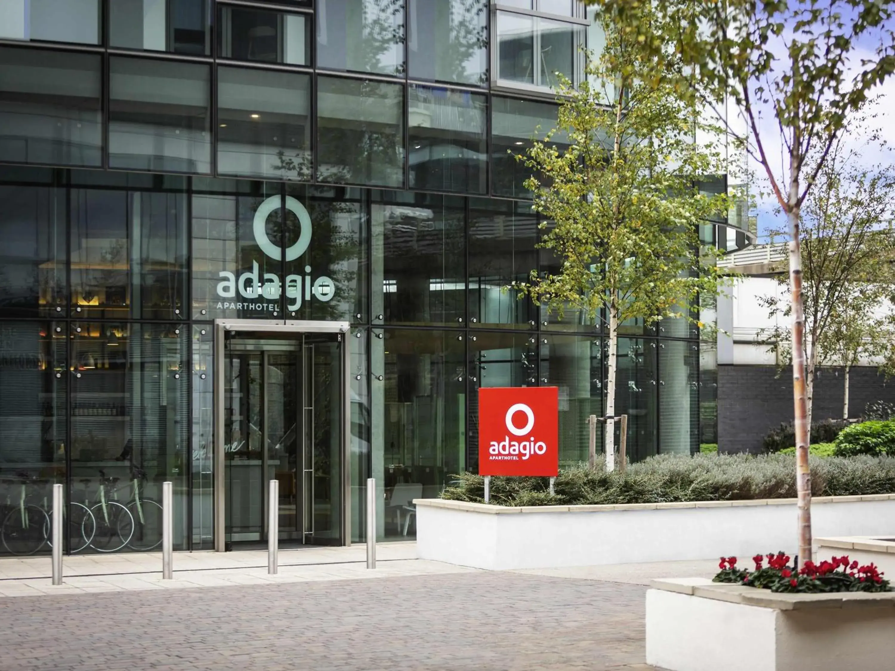 Property building in Aparthotel Adagio London Brentford Property building in Aparthotel Adagio London Brentford