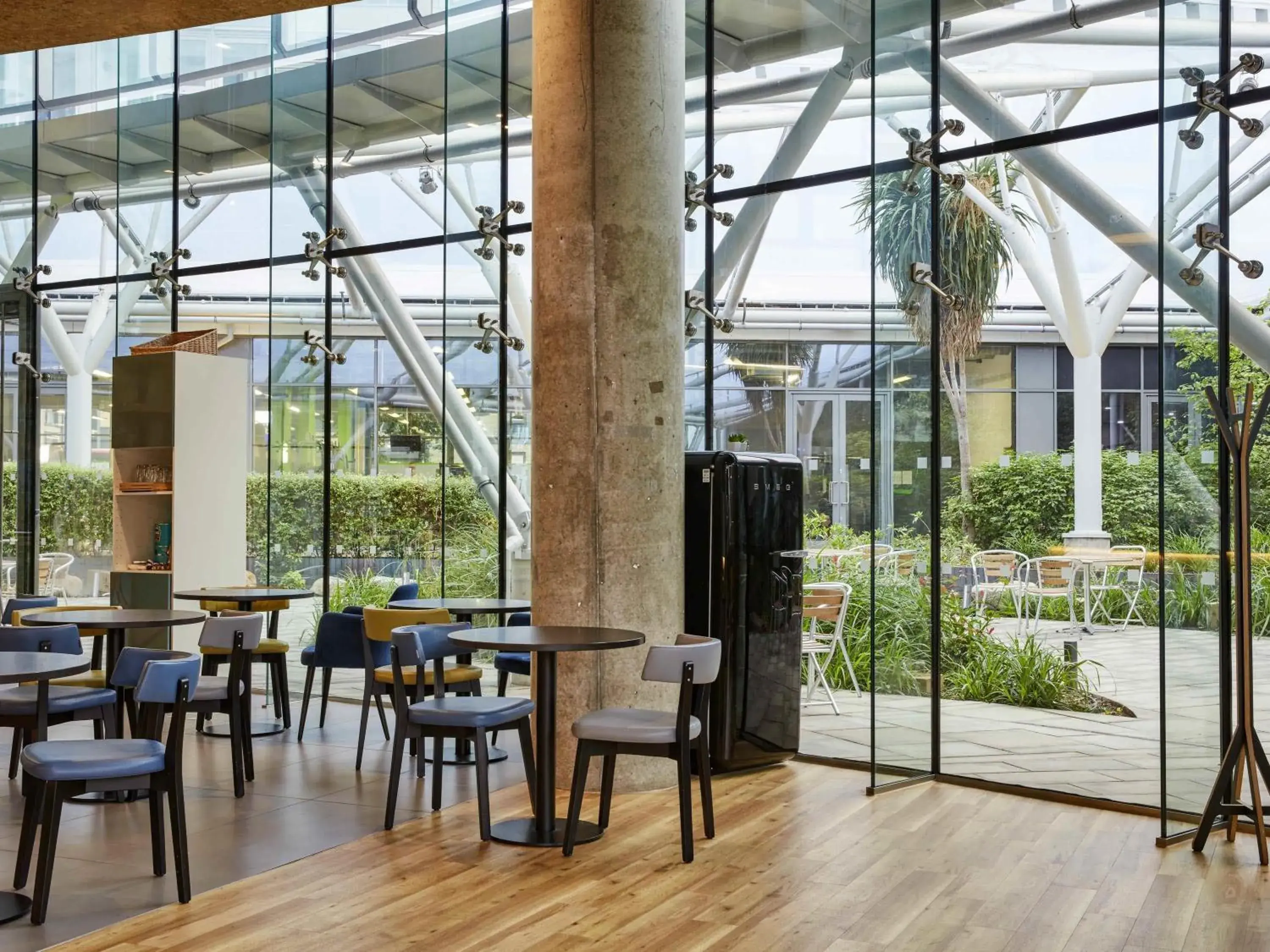 Property building in Aparthotel Adagio London Brentford Property building in Aparthotel Adagio London Brentford