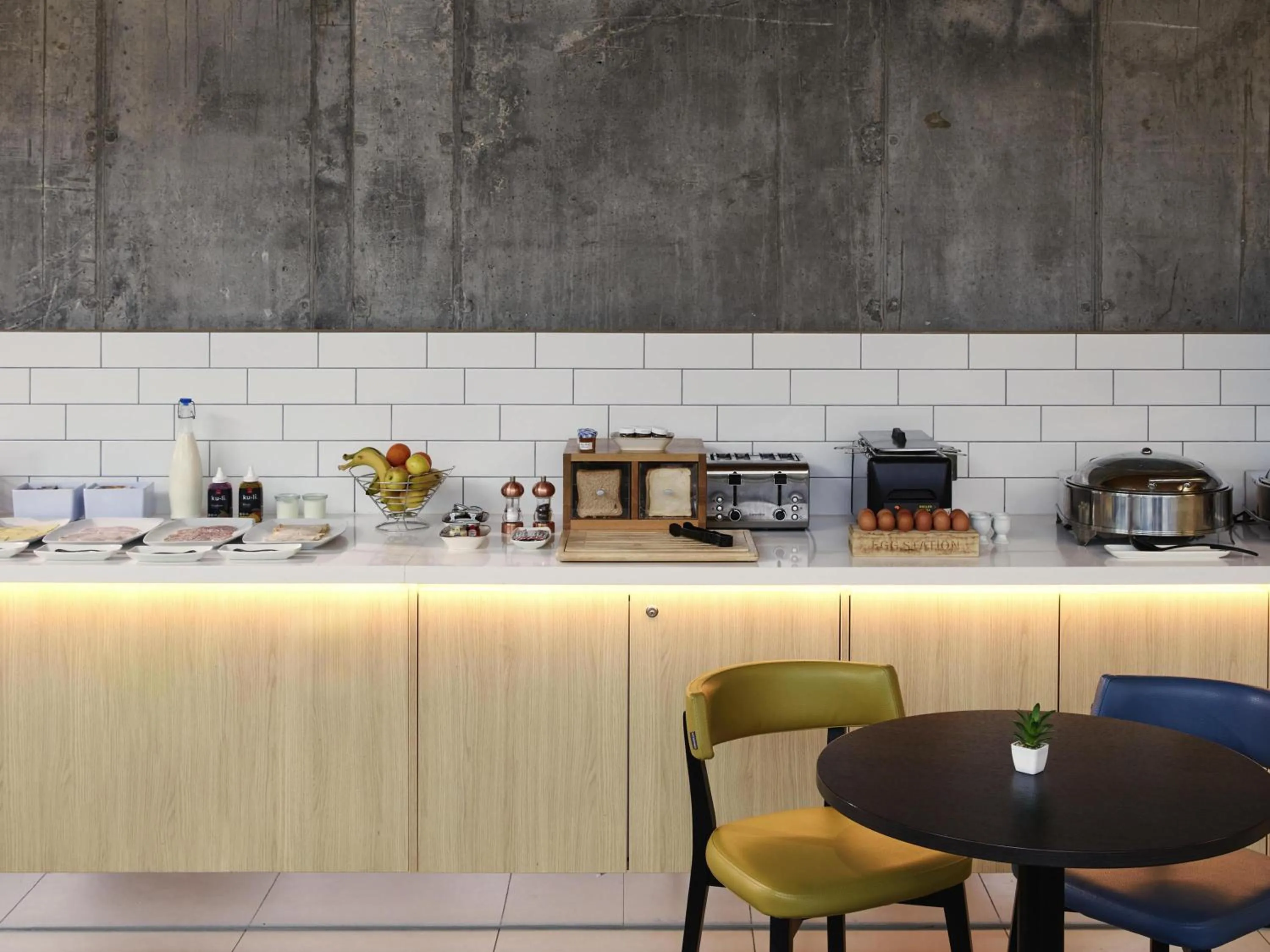 Breakfast in Aparthotel Adagio London Brentford