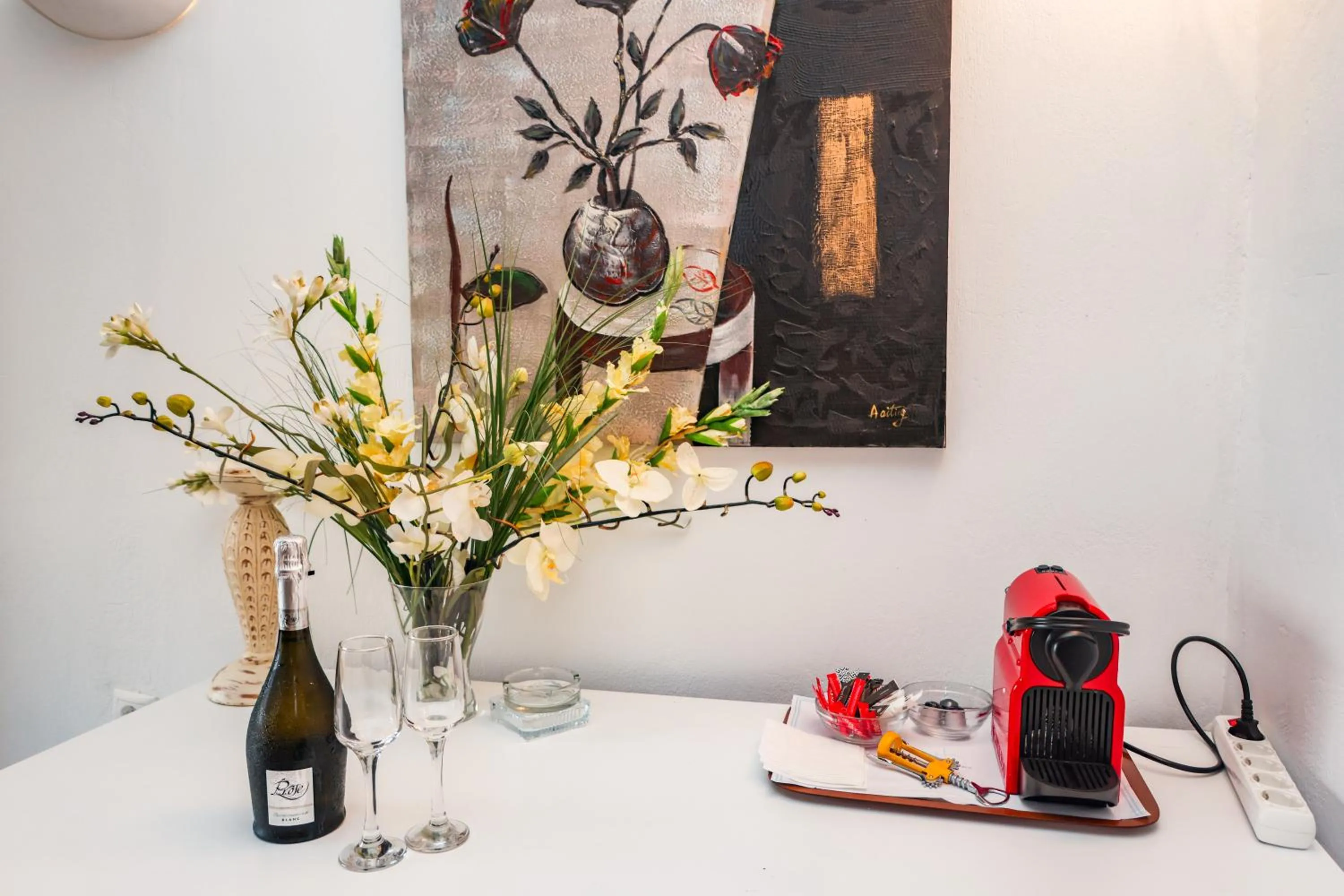 Coffee/tea facilities in Kanapitsa Mare Hotel