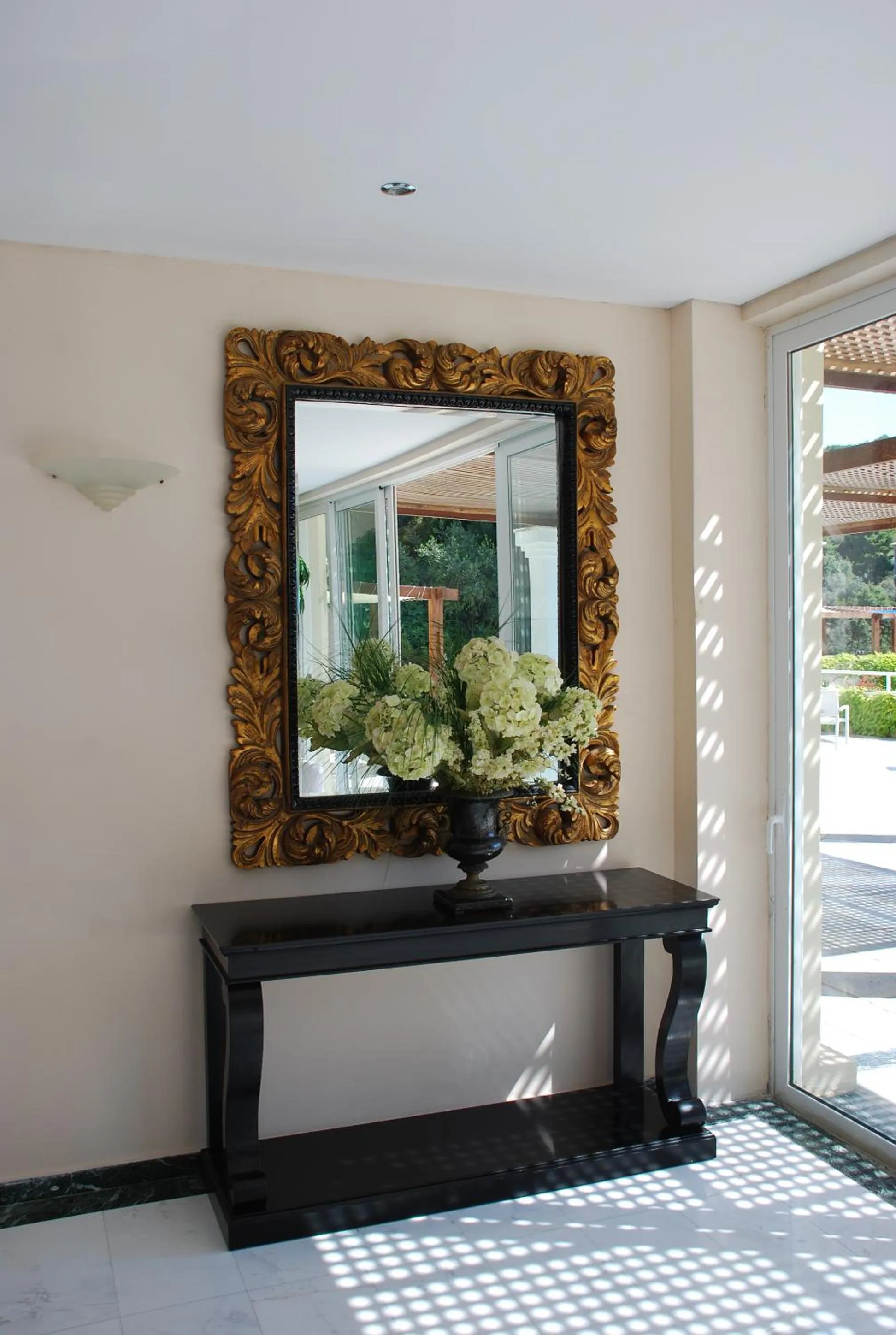 Decorative detail in Kanapitsa Mare Hotel