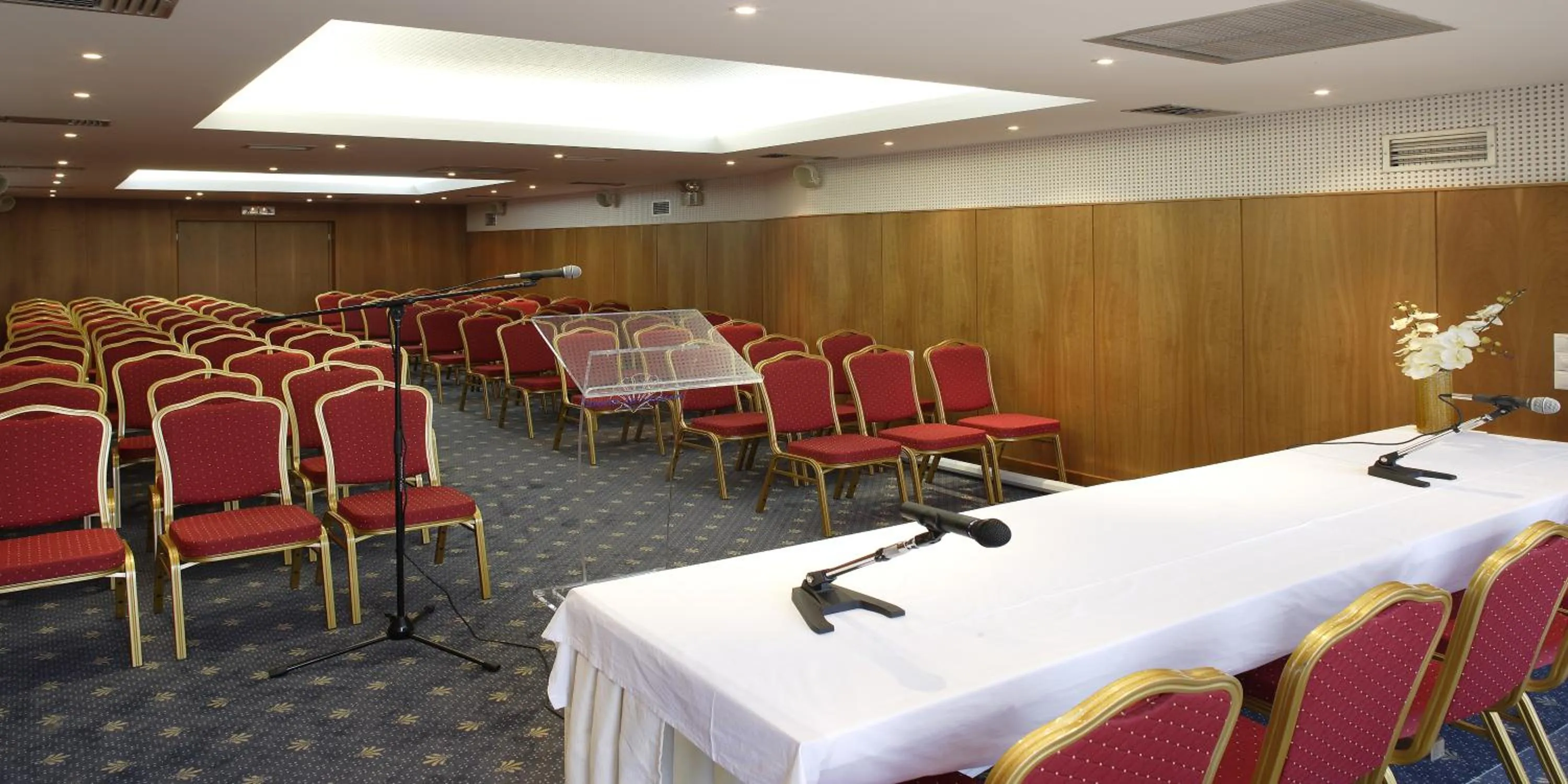 Business facilities in Kanapitsa Mare Hotel