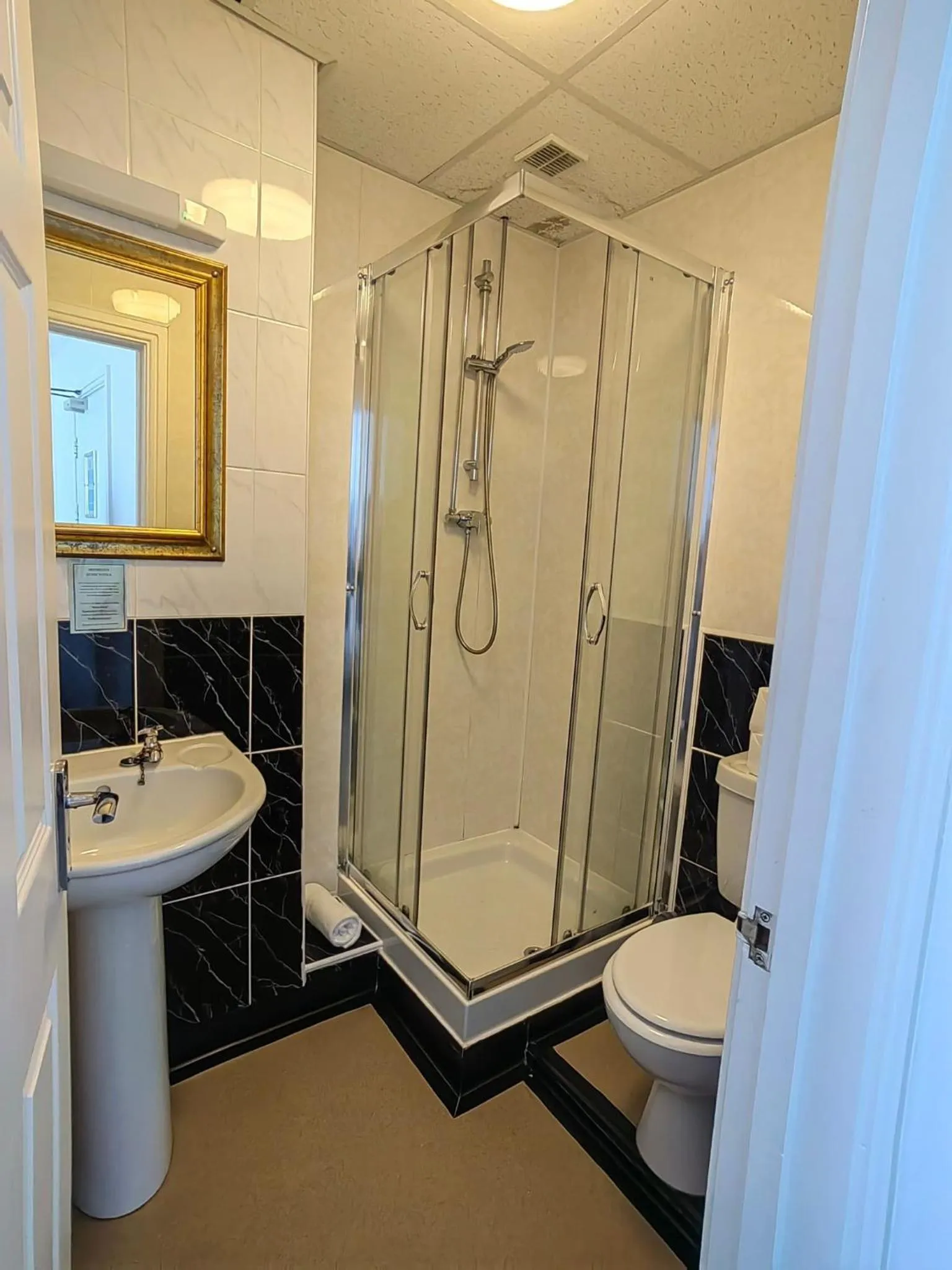 Bathroom in Cardigan Bay Guest House