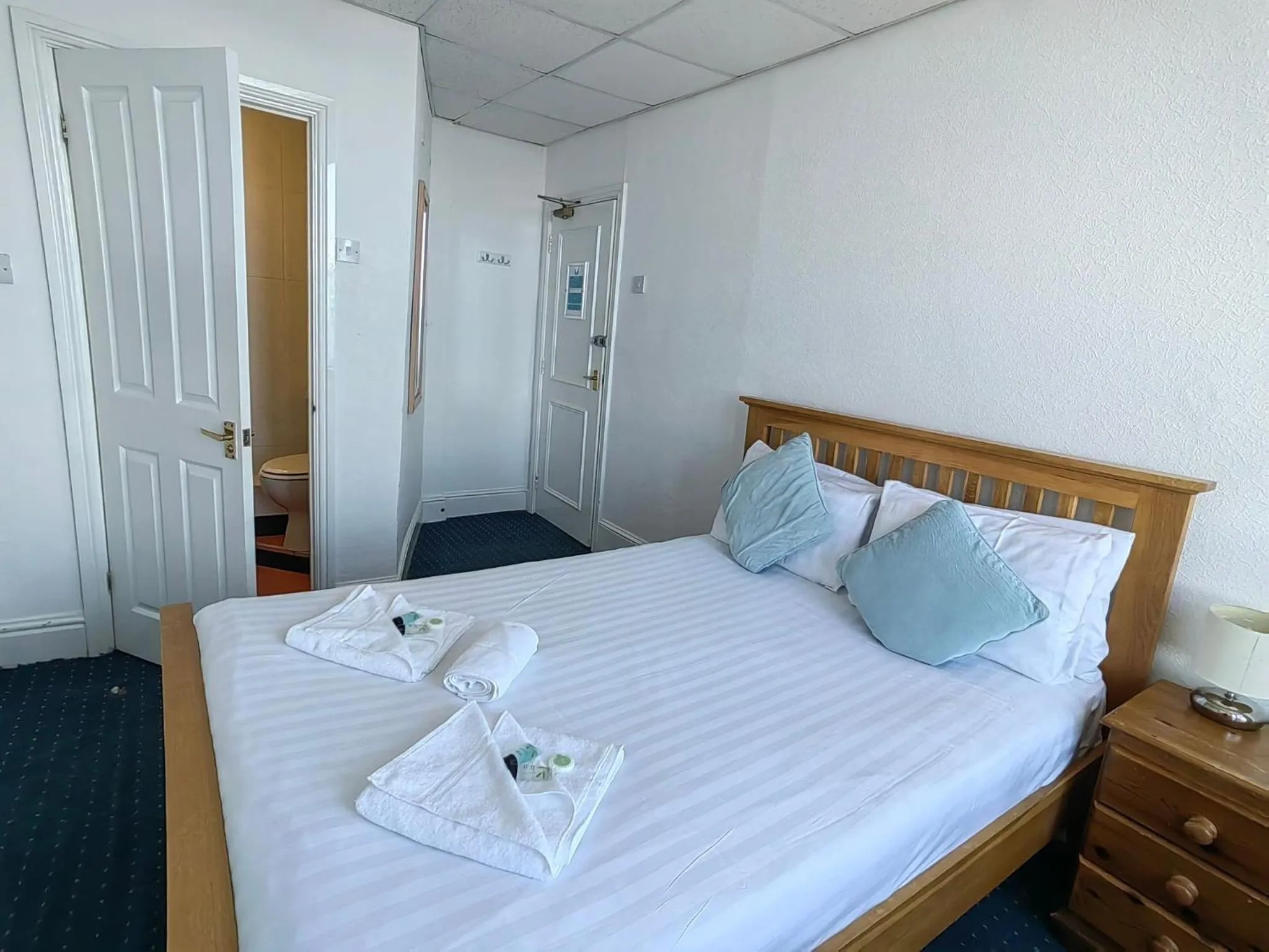 Bedroom, Bed in Cardigan Bay Guest House