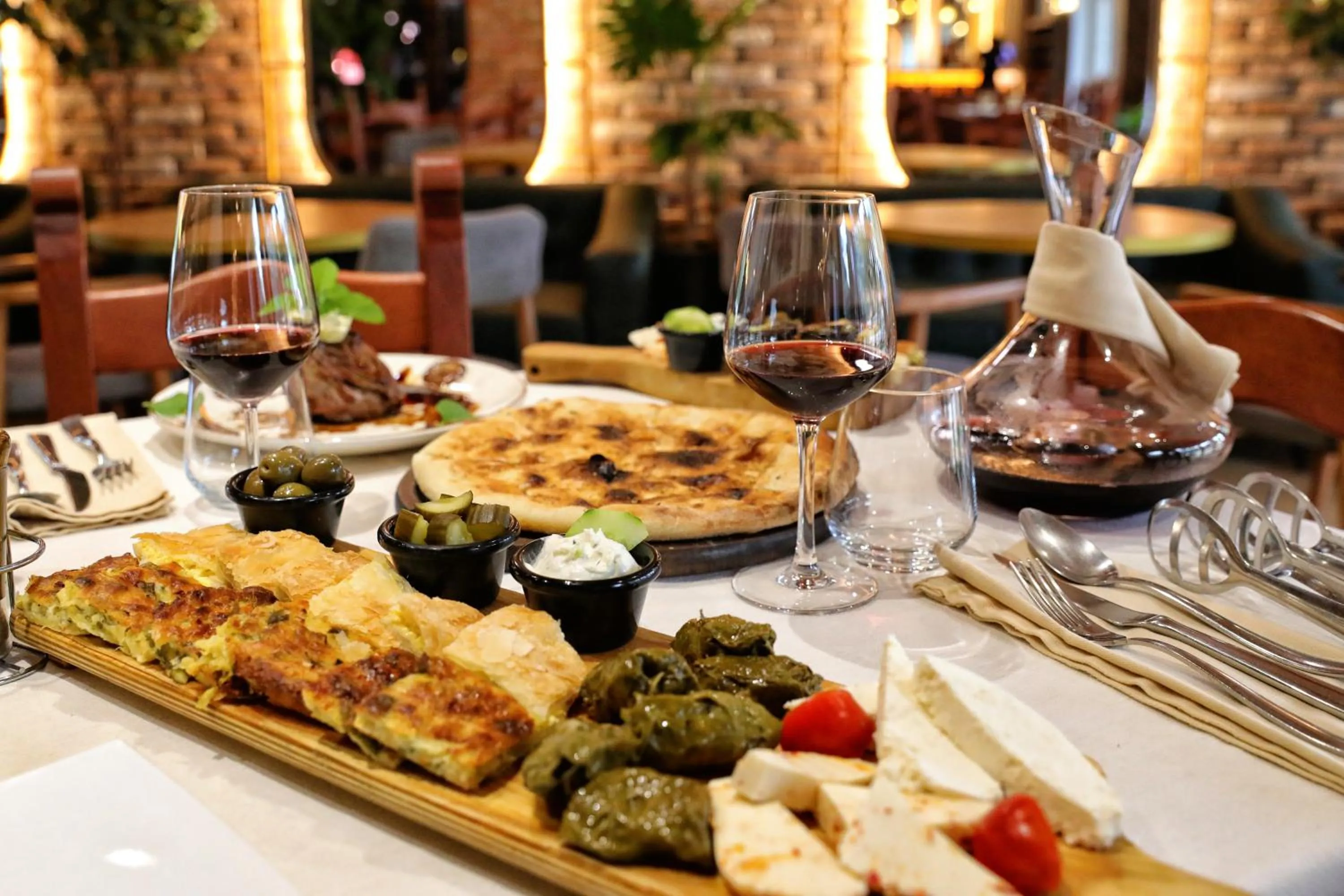 Restaurant/places to eat in Gardenland Resort