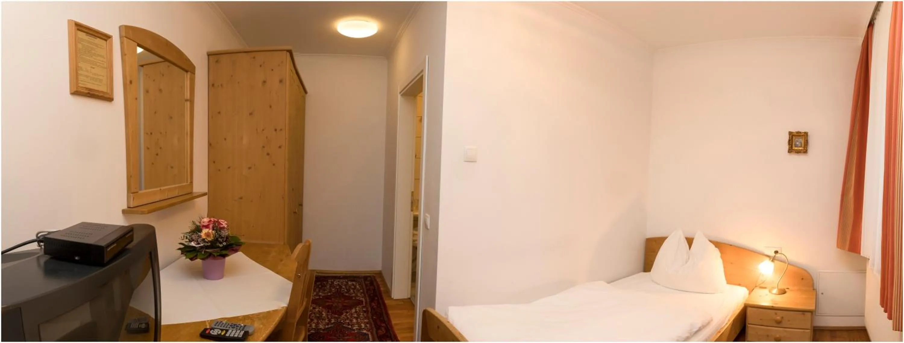 Photo of the whole room, Bed in Hotel Gratkorn - "Bed & Breakfast"