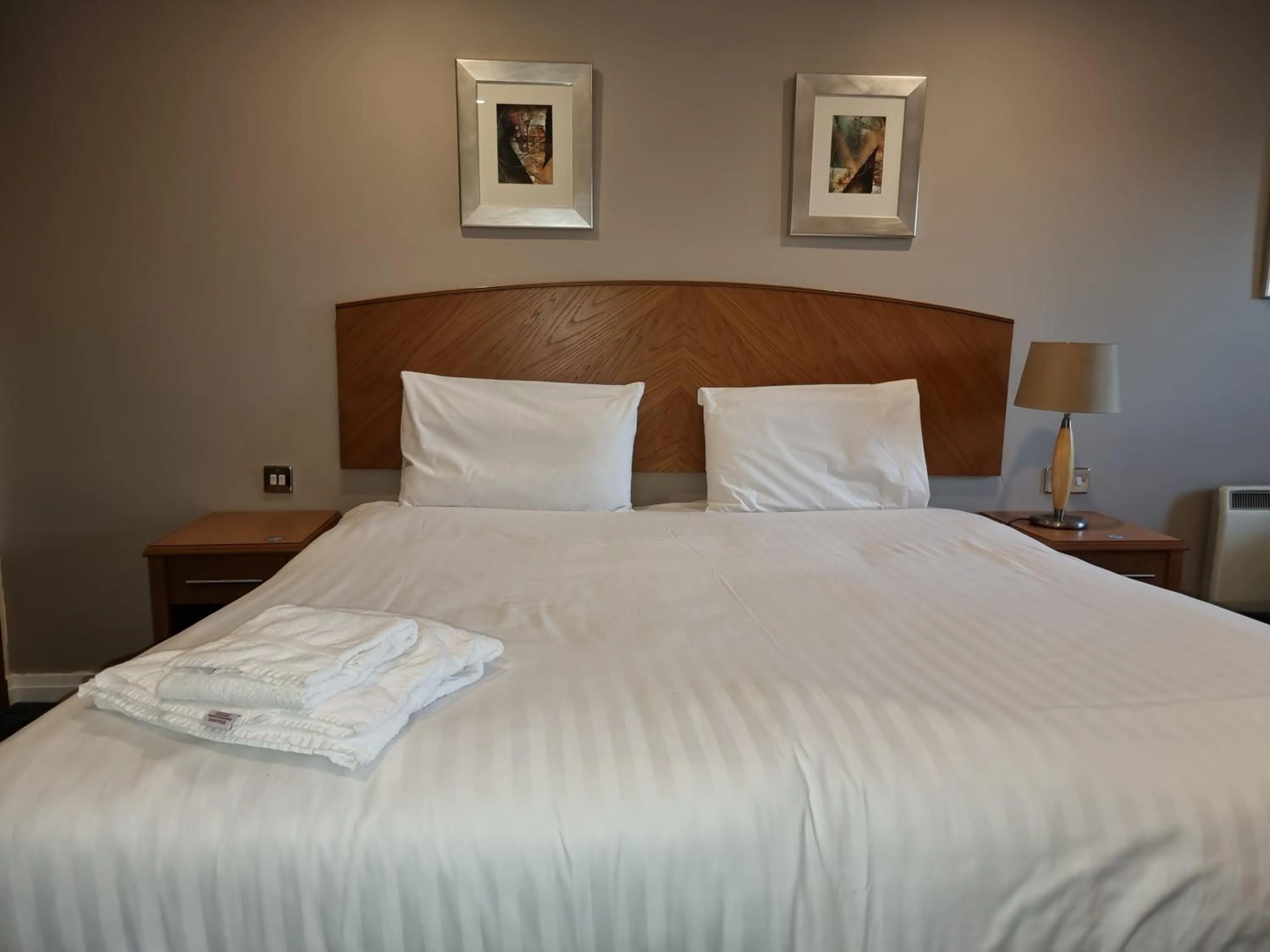 Bedroom, Bed in Kegworth Hotel East Midlands Airport