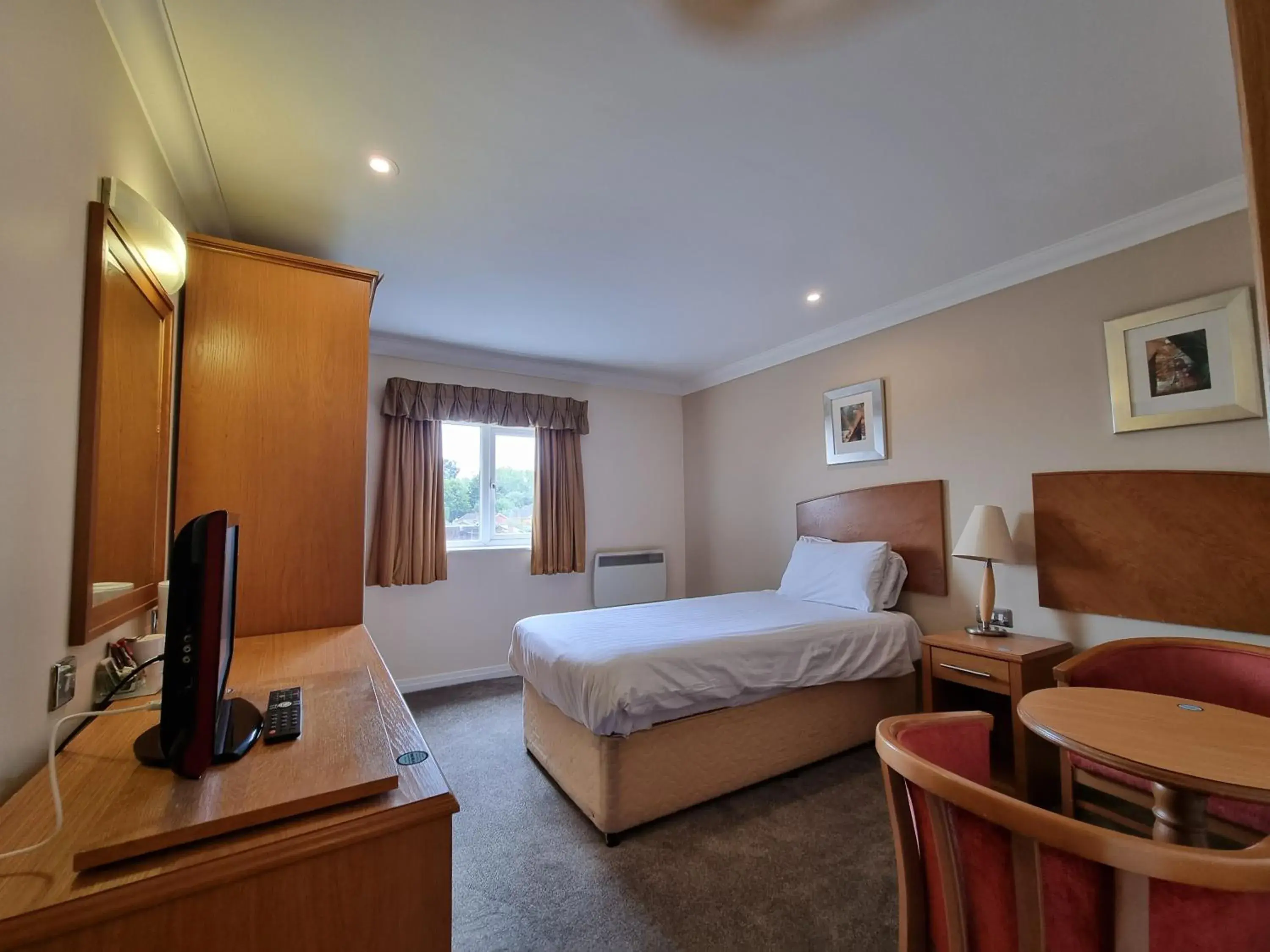 Budget Double or Twin Room - single occupancy in Kegworth Hotel East Midlands Airport Budget Double or Twin Room - single occupancy in Kegworth Hotel East Midlands Airport