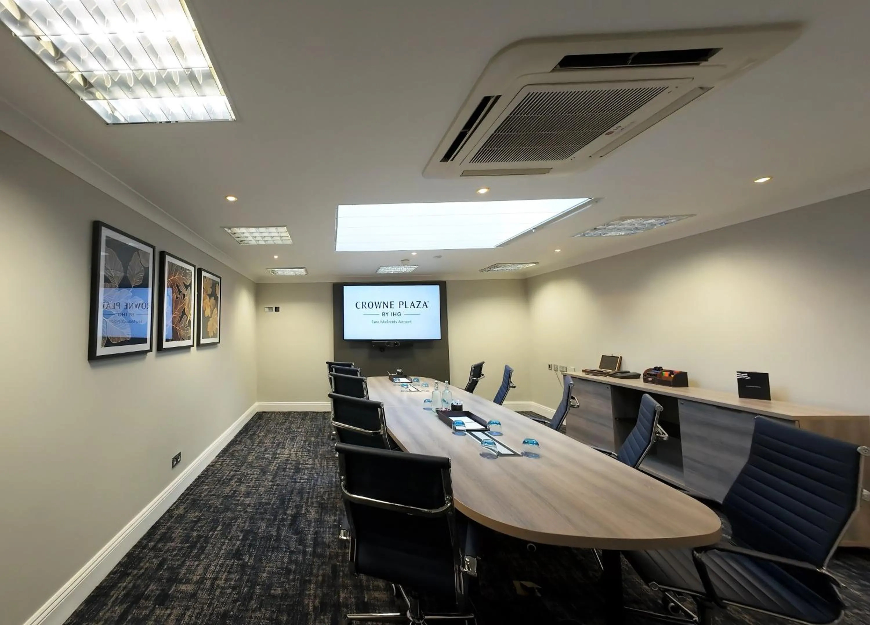 Meeting/conference room in Crowne Plaza East Midlands Airport by IHG