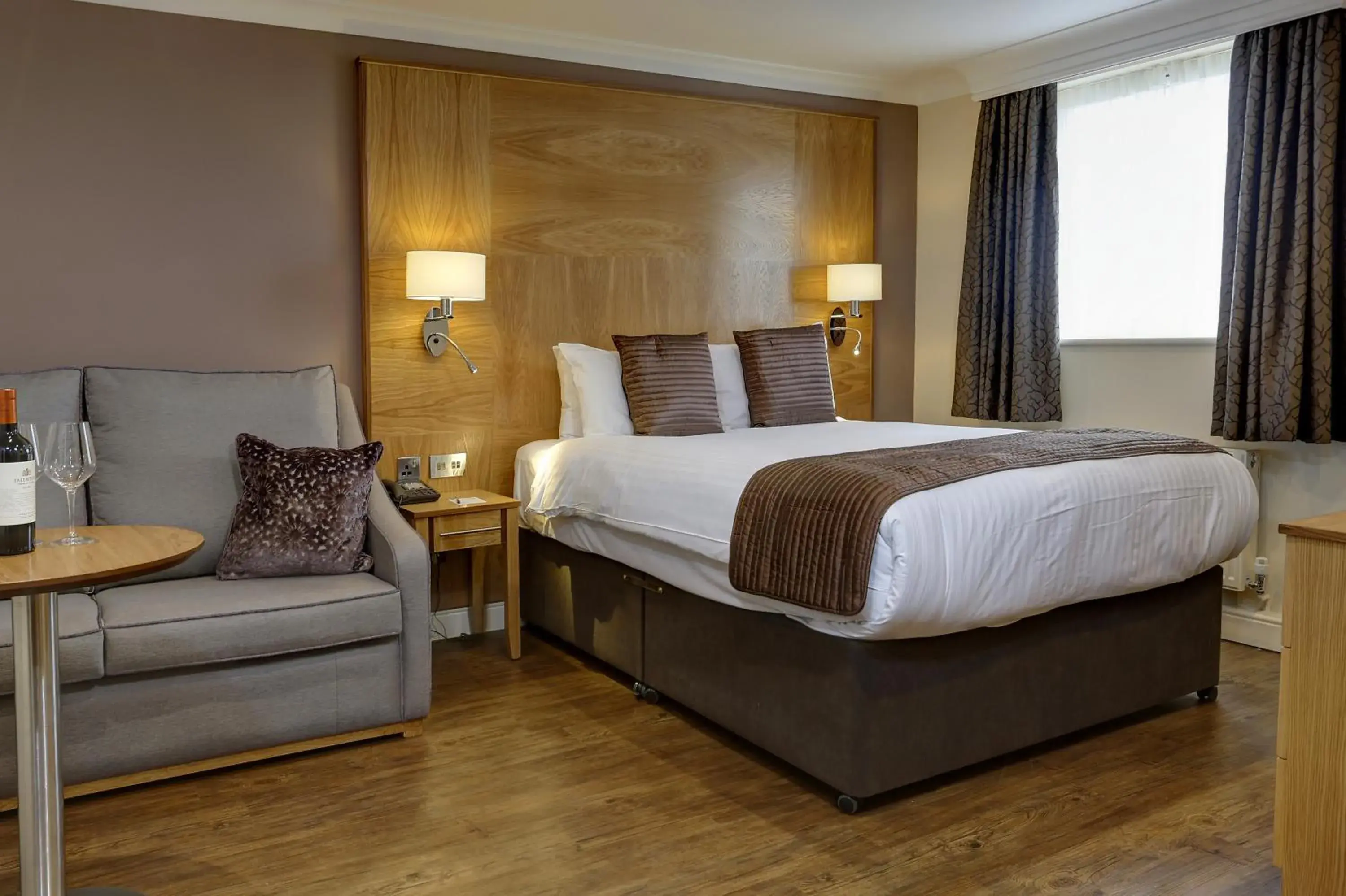 Premium Queen Room with sofa bed in Best Western Premier EMA Yew Lodge Hotel Premium Queen Room with sofa bed in Best Western Premier EMA Yew Lodge Hotel