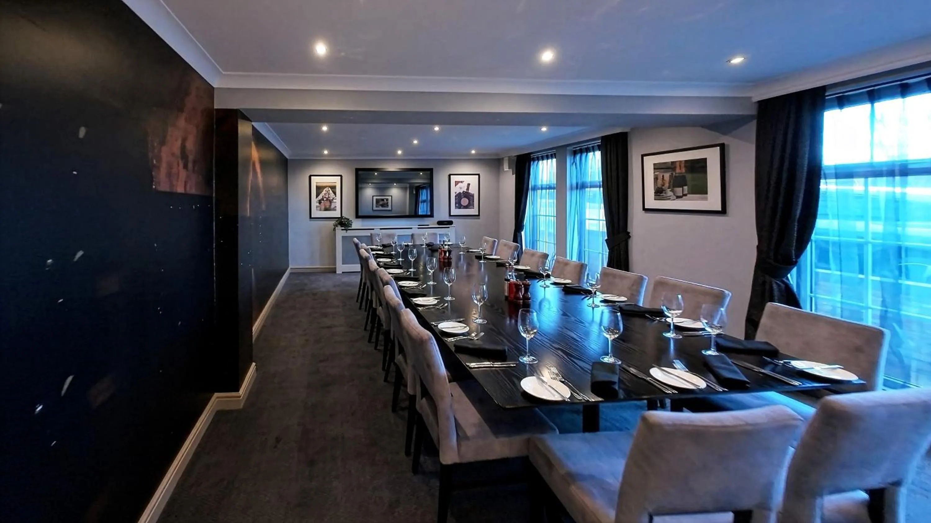 Restaurant/places to eat in Crowne Plaza East Midlands Airport by IHG