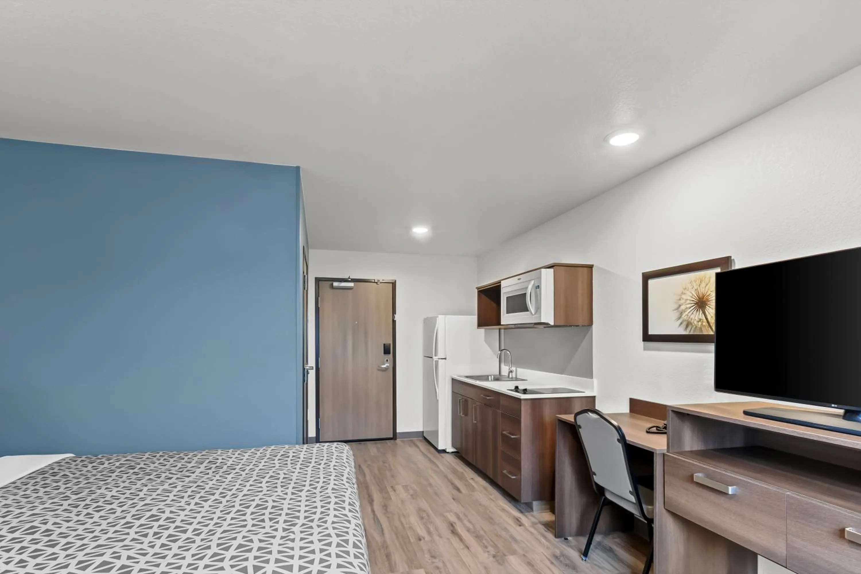 Bedroom, Bed in WoodSpring Suites Beaverton - Portland West