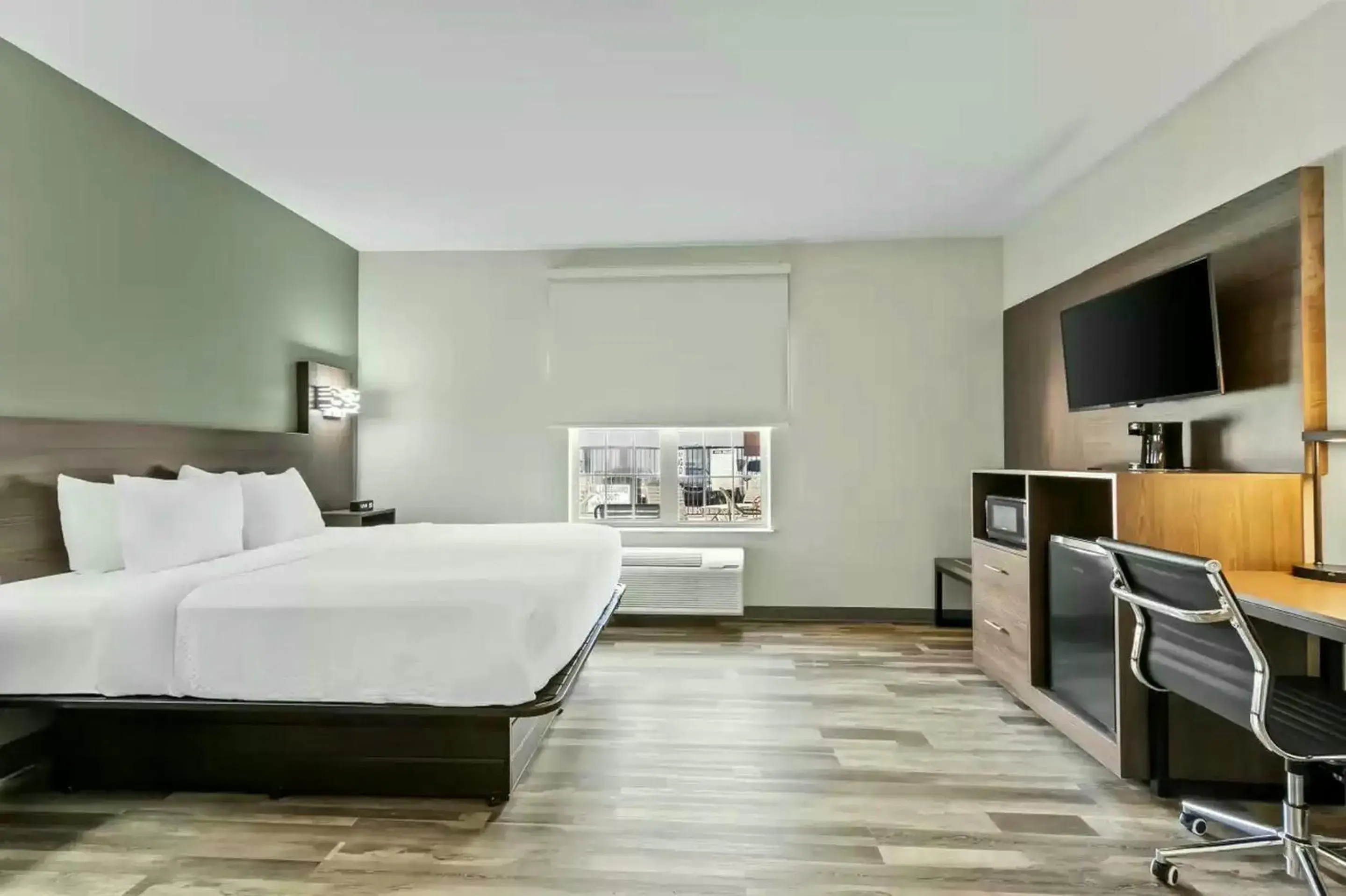 View (from property/room), Bed in Quality Inn & Suites Columbia Harbison View (from property/room), Bed in Quality Inn & Suites Columbia Harbison