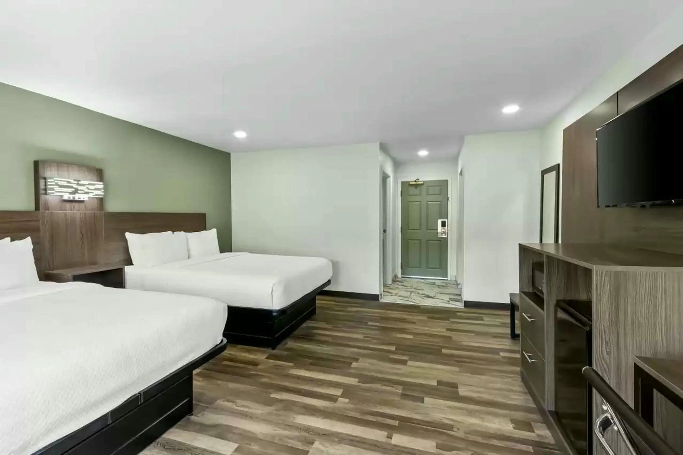 Bed in Quality Inn & Suites Columbia Harbison