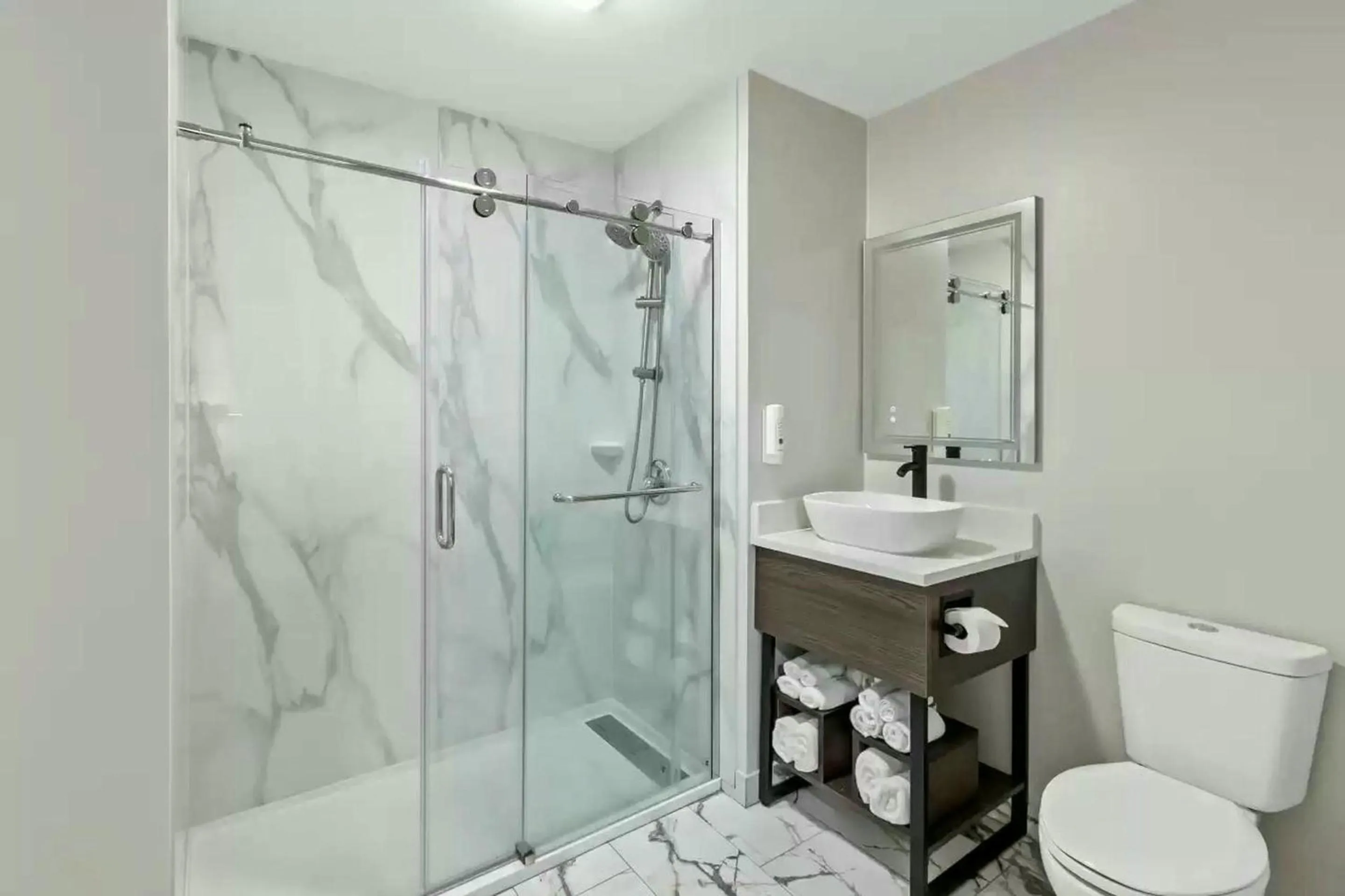 Bath in Quality Inn & Suites Columbia Harbison