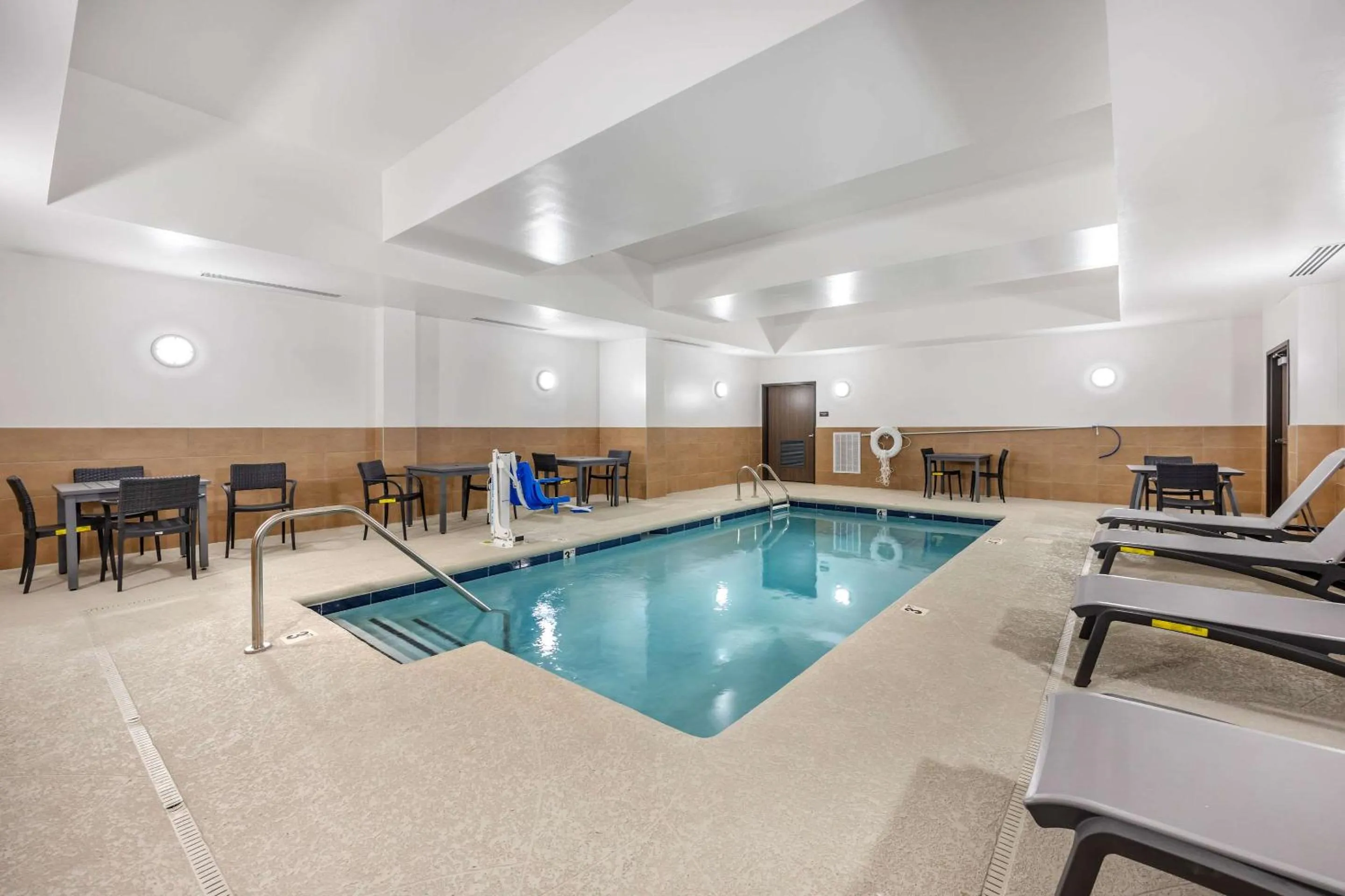 Swimming pool in Comfort Inn & Suites Nashville