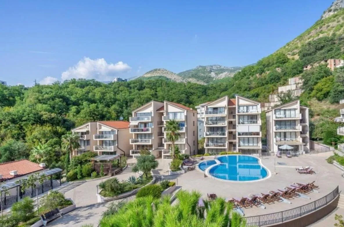 Day in Luxe Azure Residence