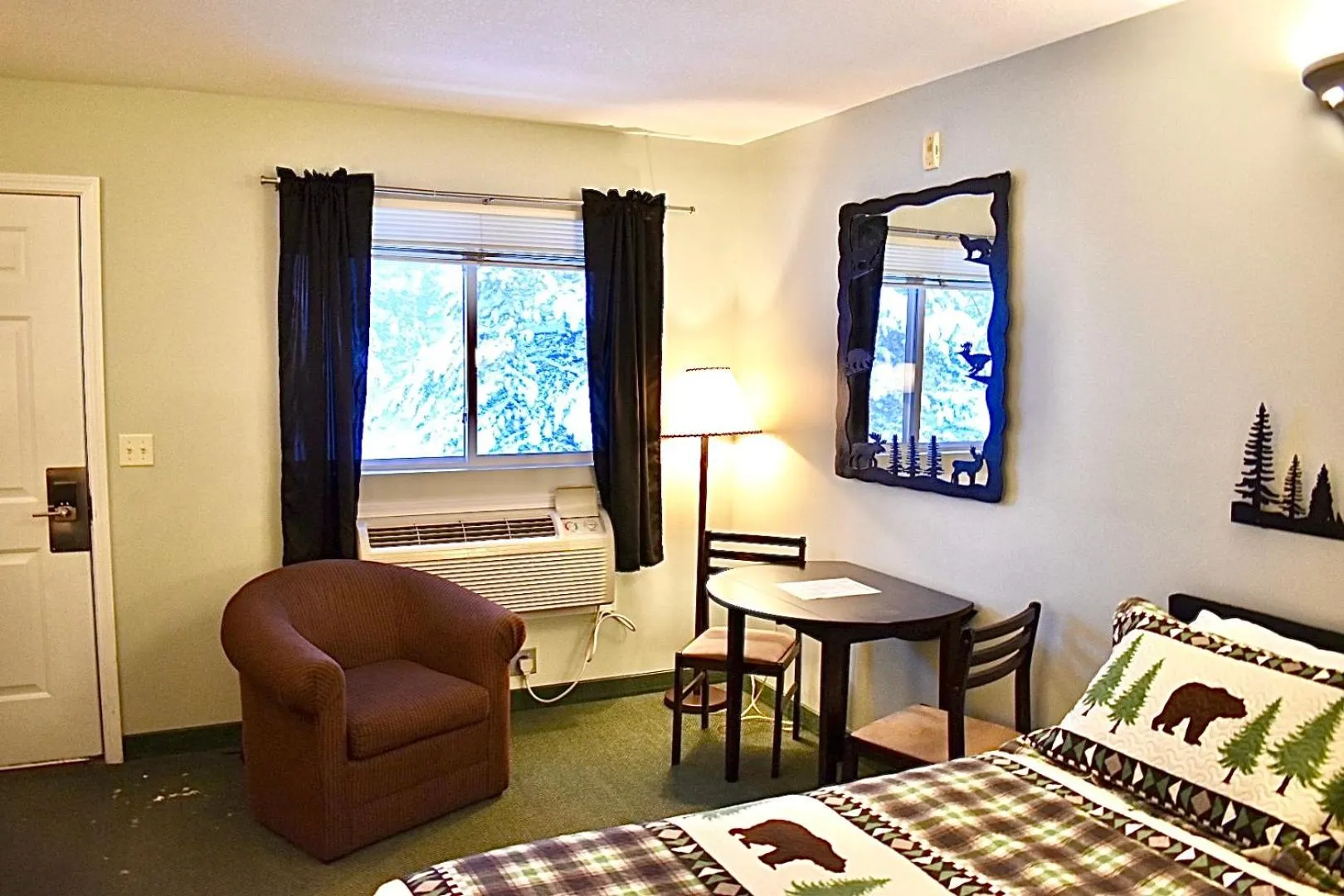 Bed in 4 Season Fun at Legend Cottage Inn
