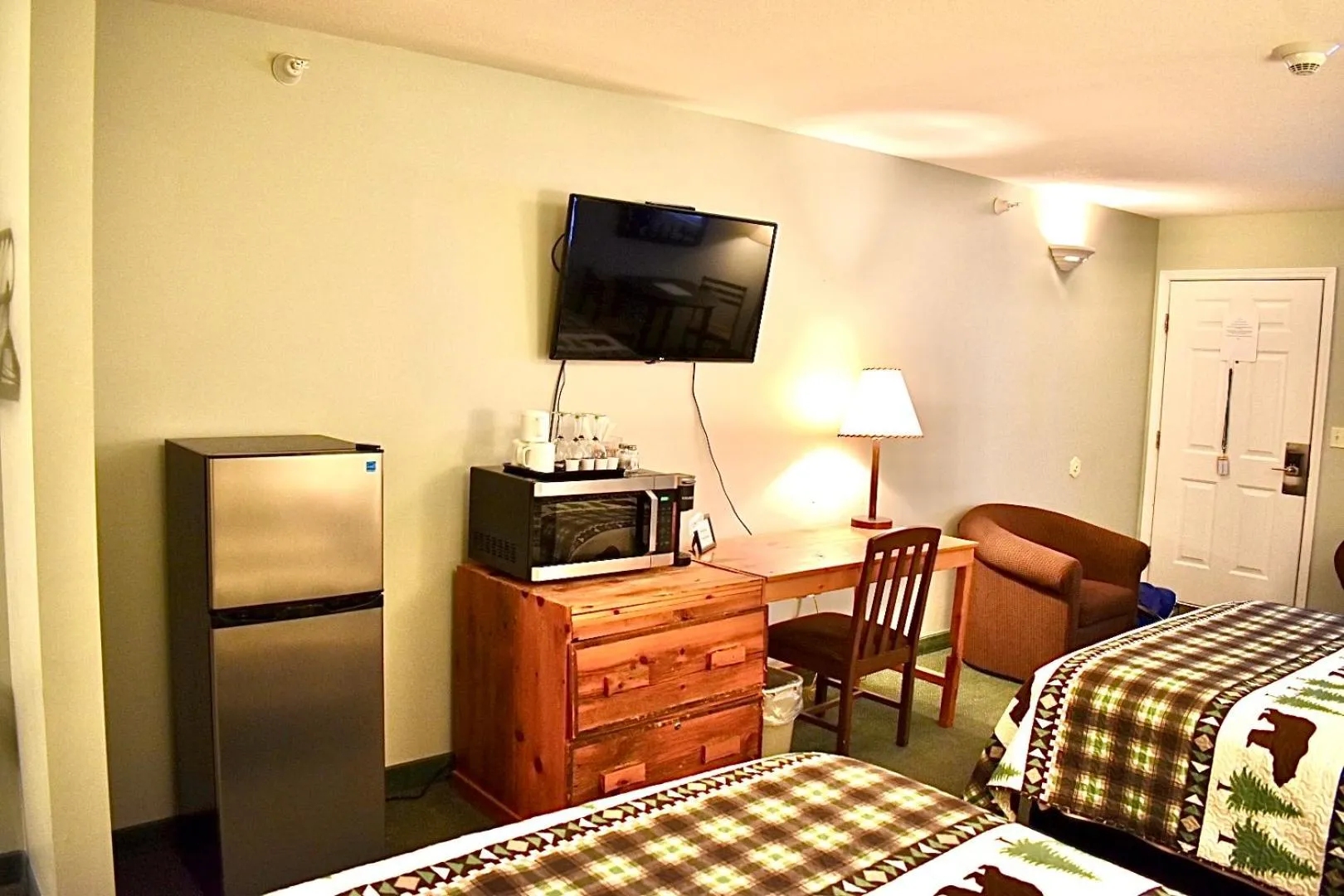Bed in 4 Season Fun at Legend Cottage Inn