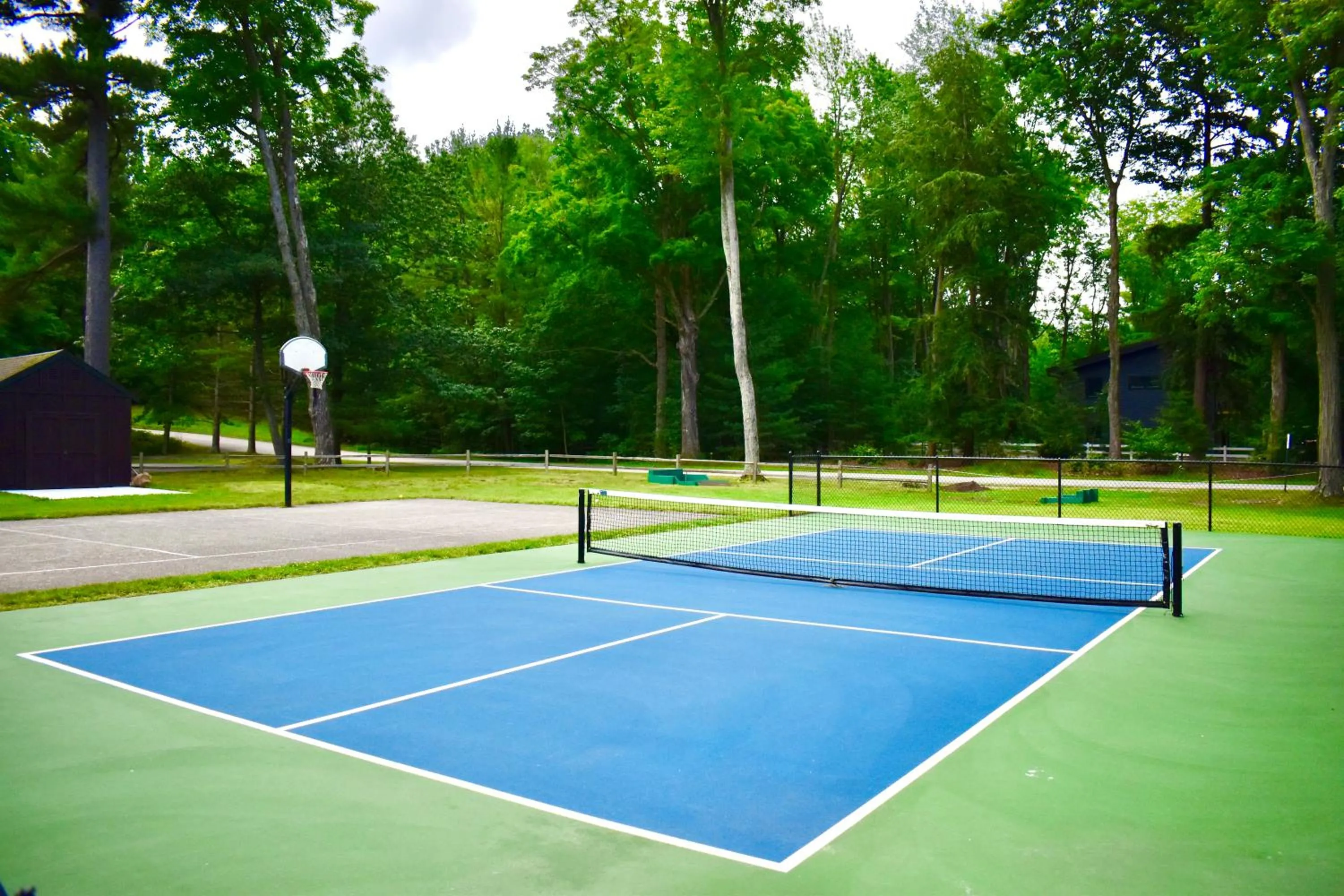 Tennis court in 4 Season Fun at Legend Cottage Inn