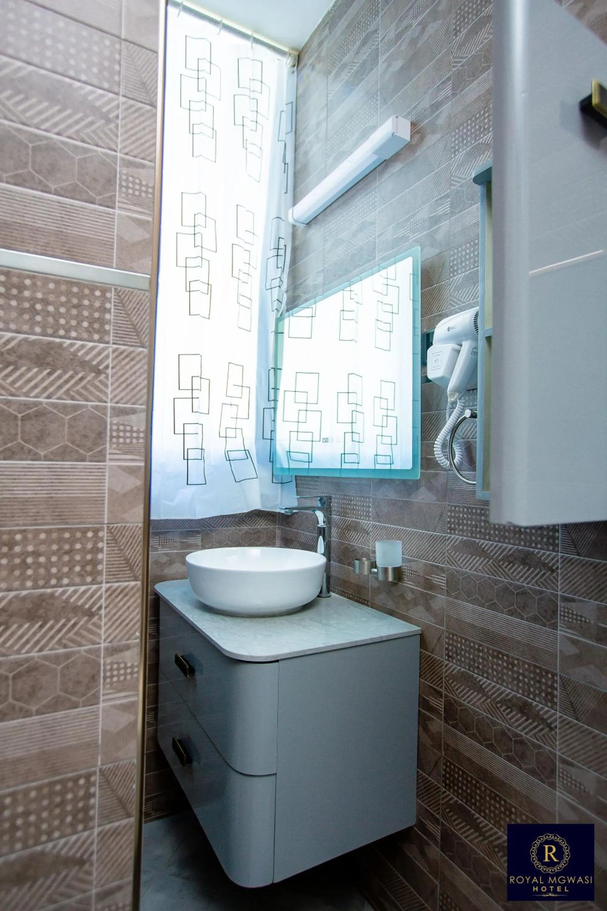 Shower in Royal Mgwasi Hotel