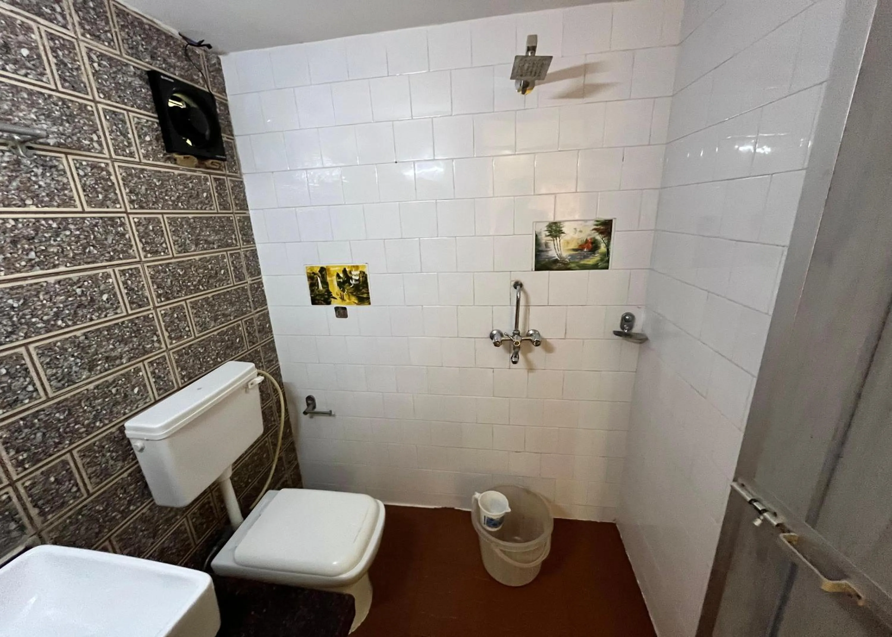 Bathroom in Hotel Bom Sucesso, Candolim Beach