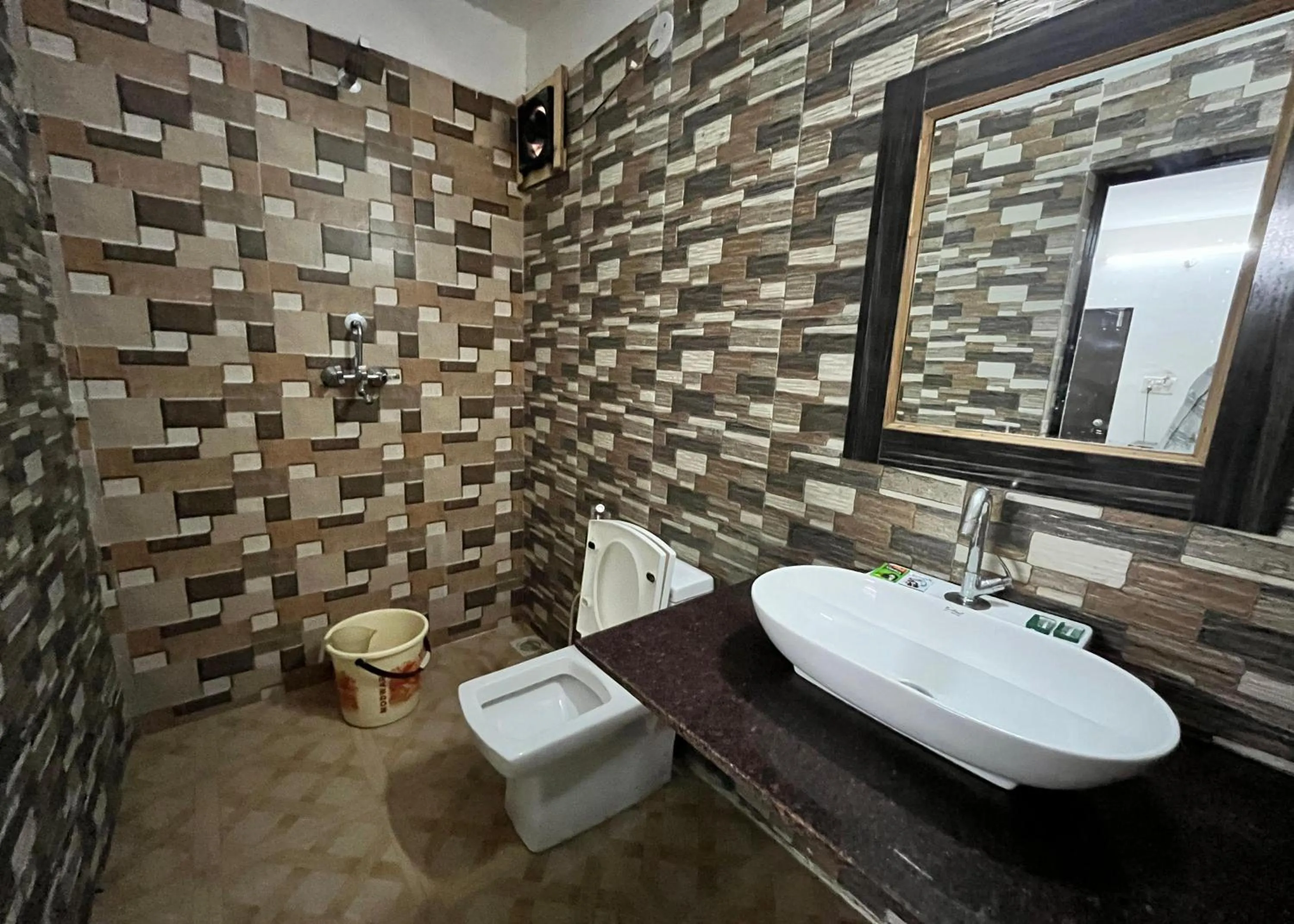 Bathroom in Hotel Bom Sucesso, Candolim Beach