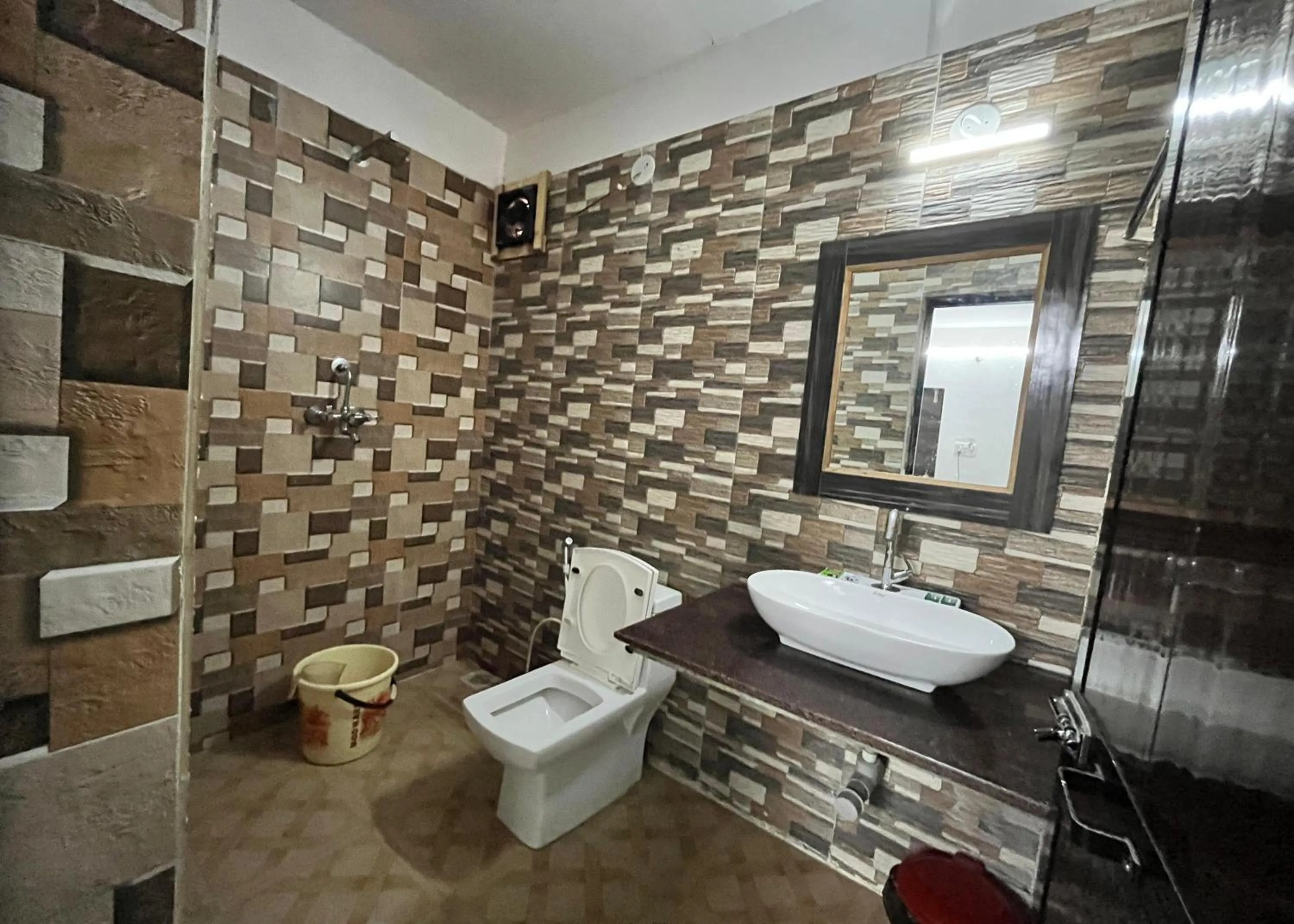 Bathroom in Hotel Bom Sucesso, Candolim Beach