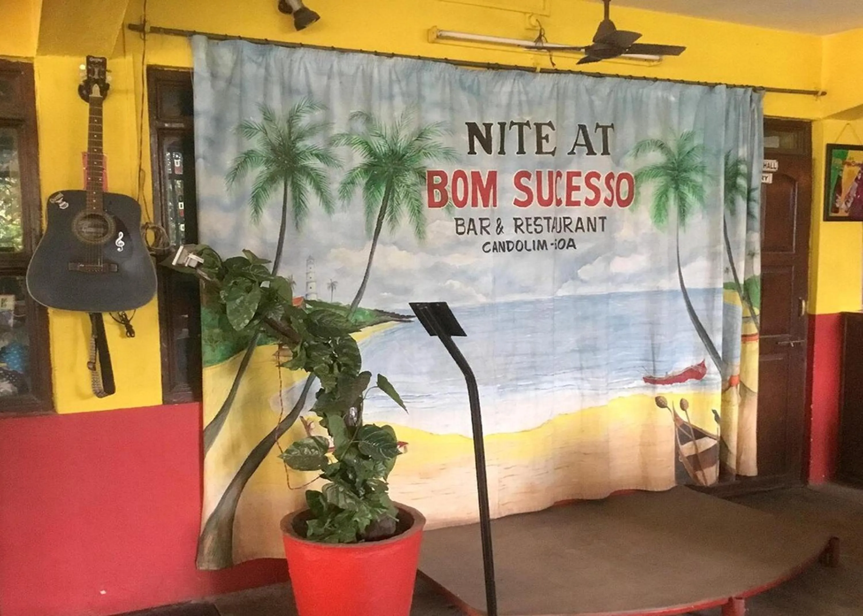 Karaoke in Hotel Bom Sucesso, Candolim Beach