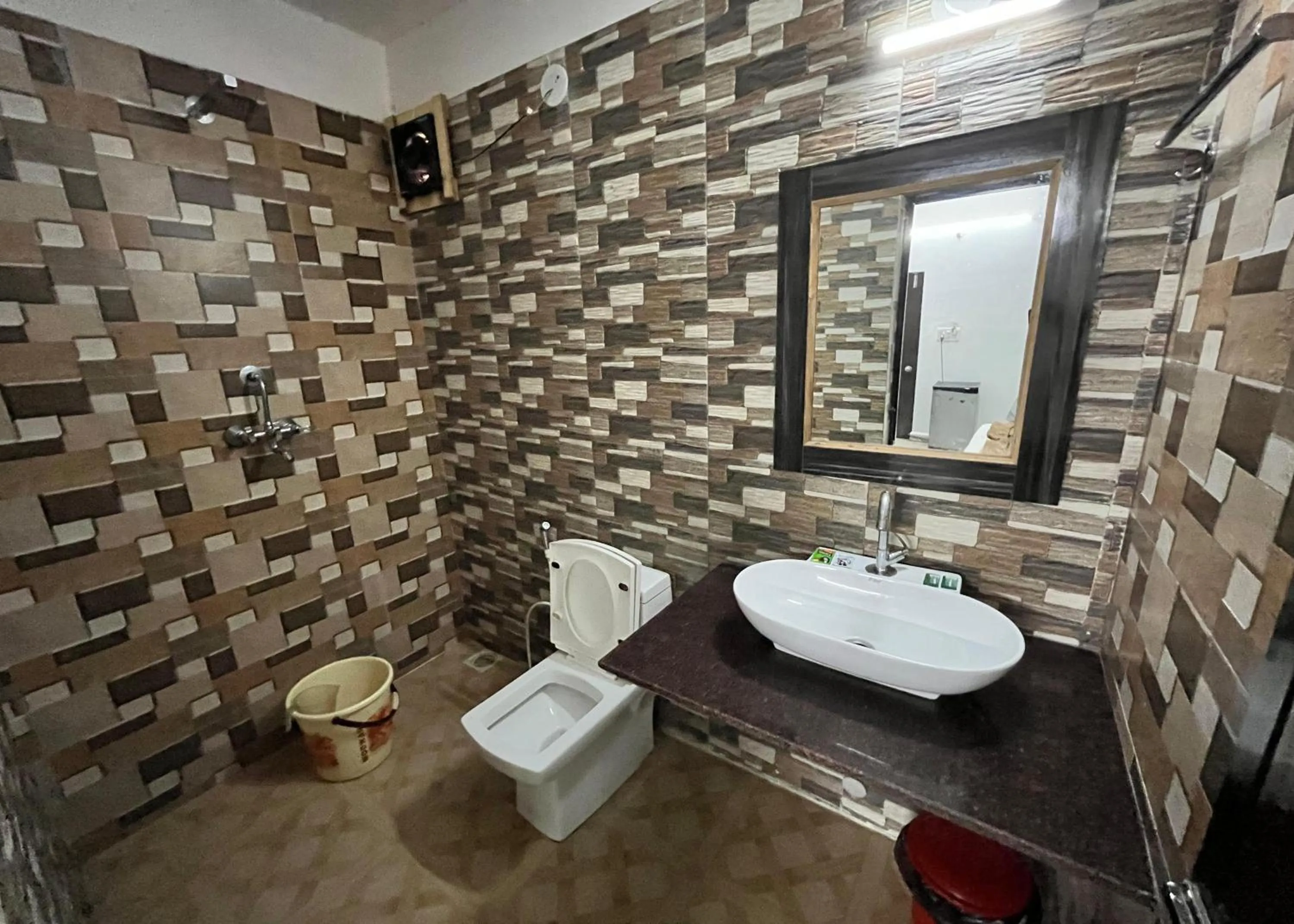 Bathroom in Hotel Bom Sucesso, Candolim Beach