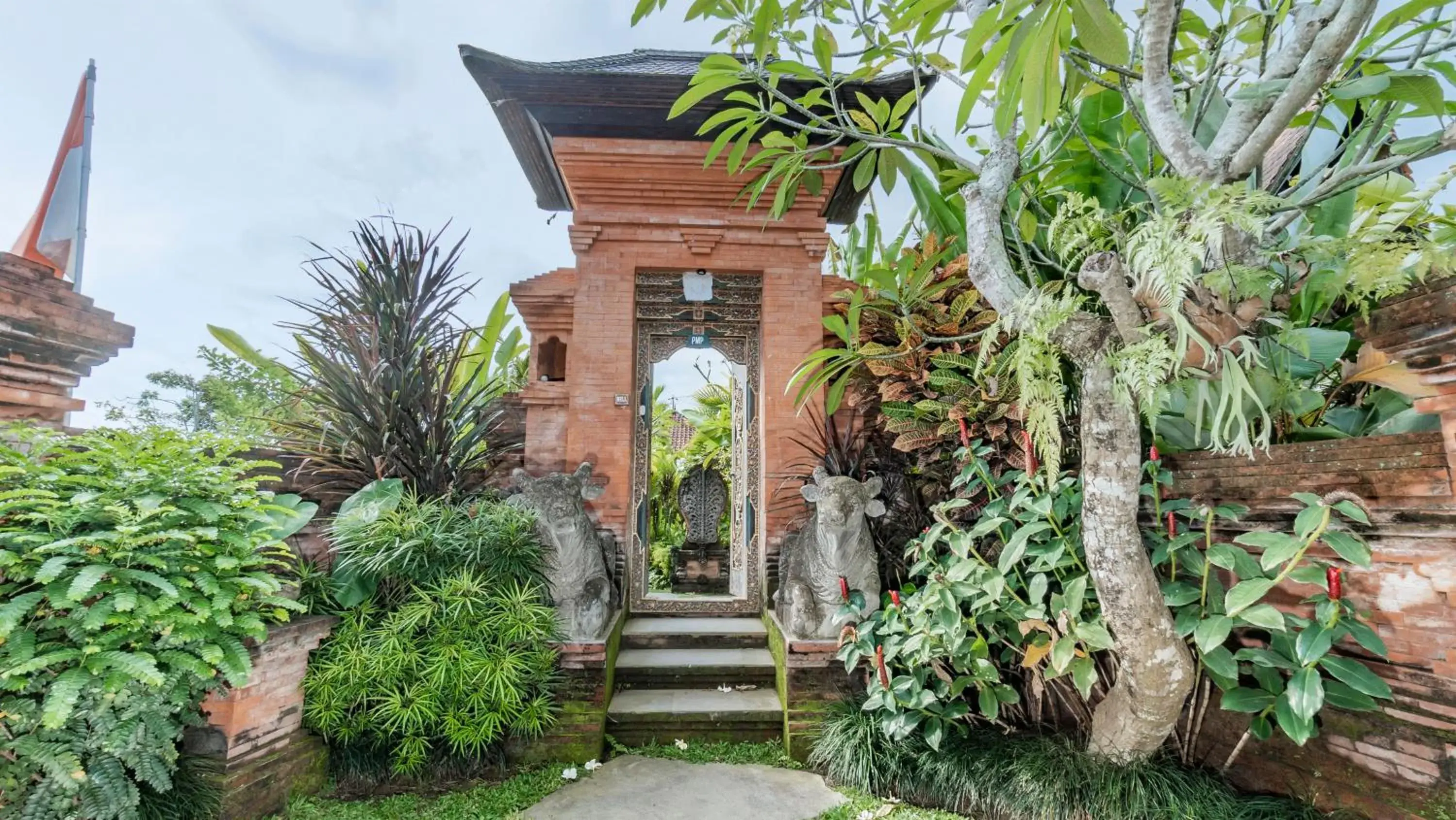 Facade/entrance in The Puspa Villa Facade/entrance in The Puspa Villa