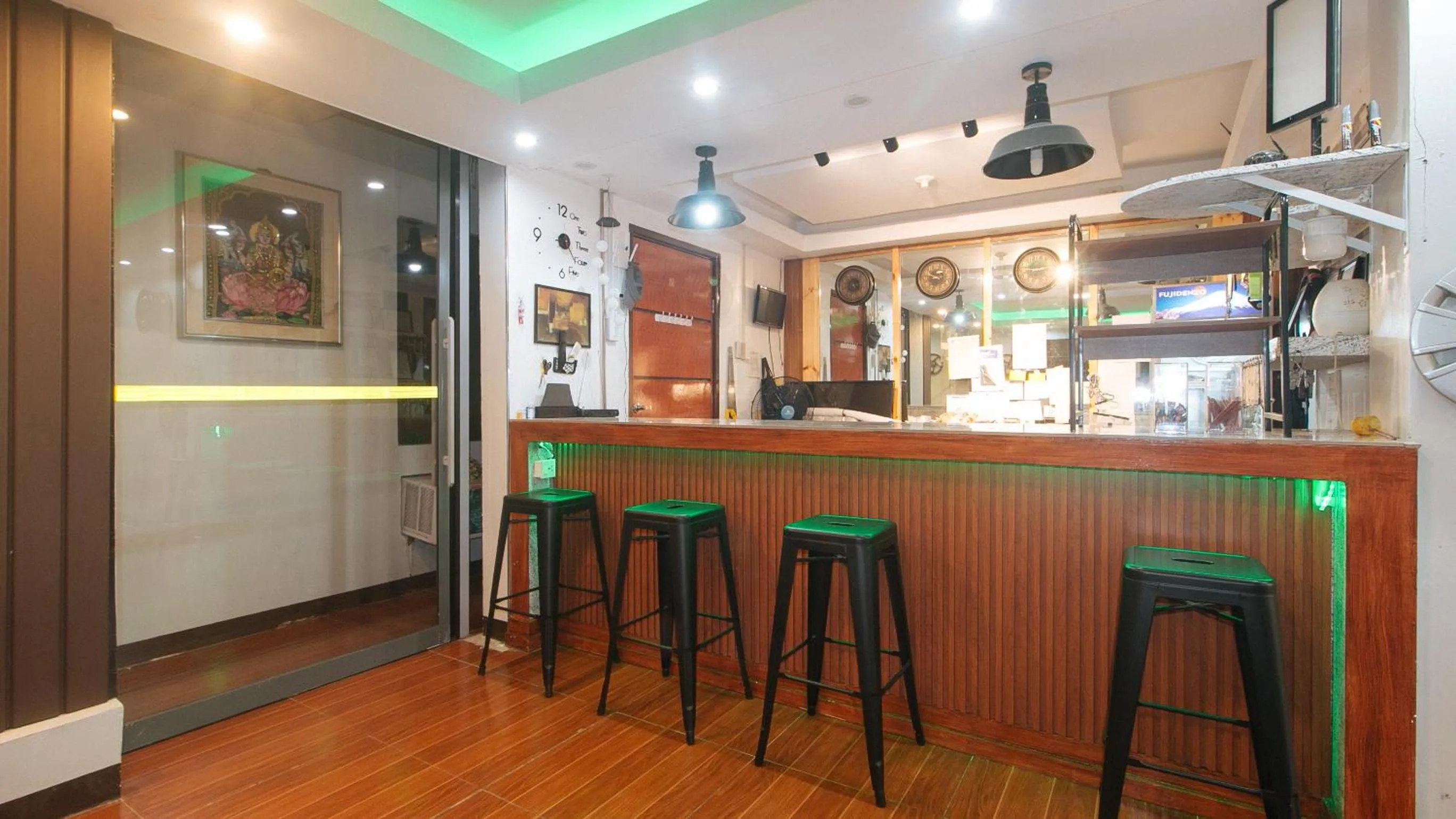 Lobby or reception in RedDoorz at Prince Hotel near NAIA T1